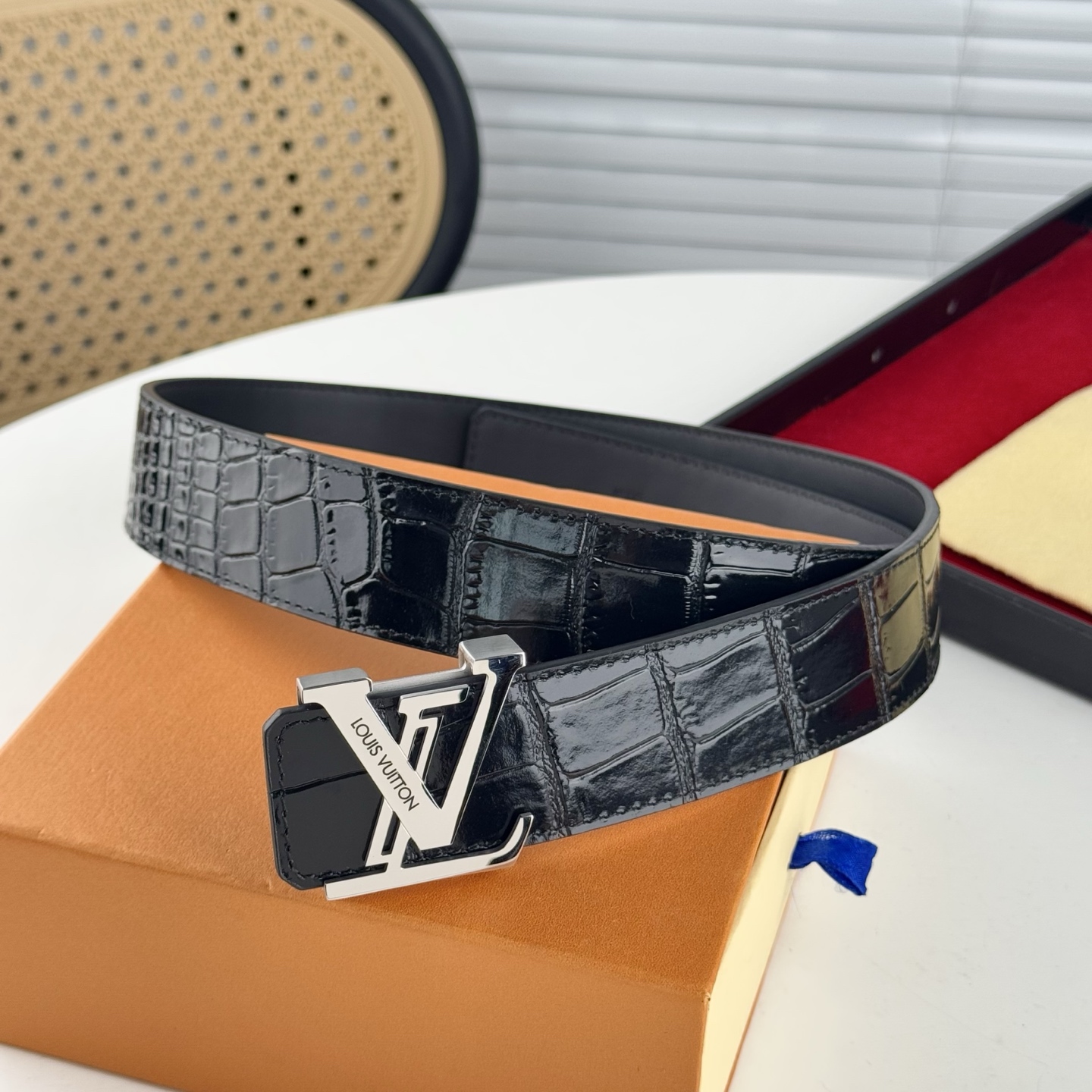 。 LV。商务休闲、正装均可佩戴！3.8cm 最新款扣头，抛光扣头、时尚潮流