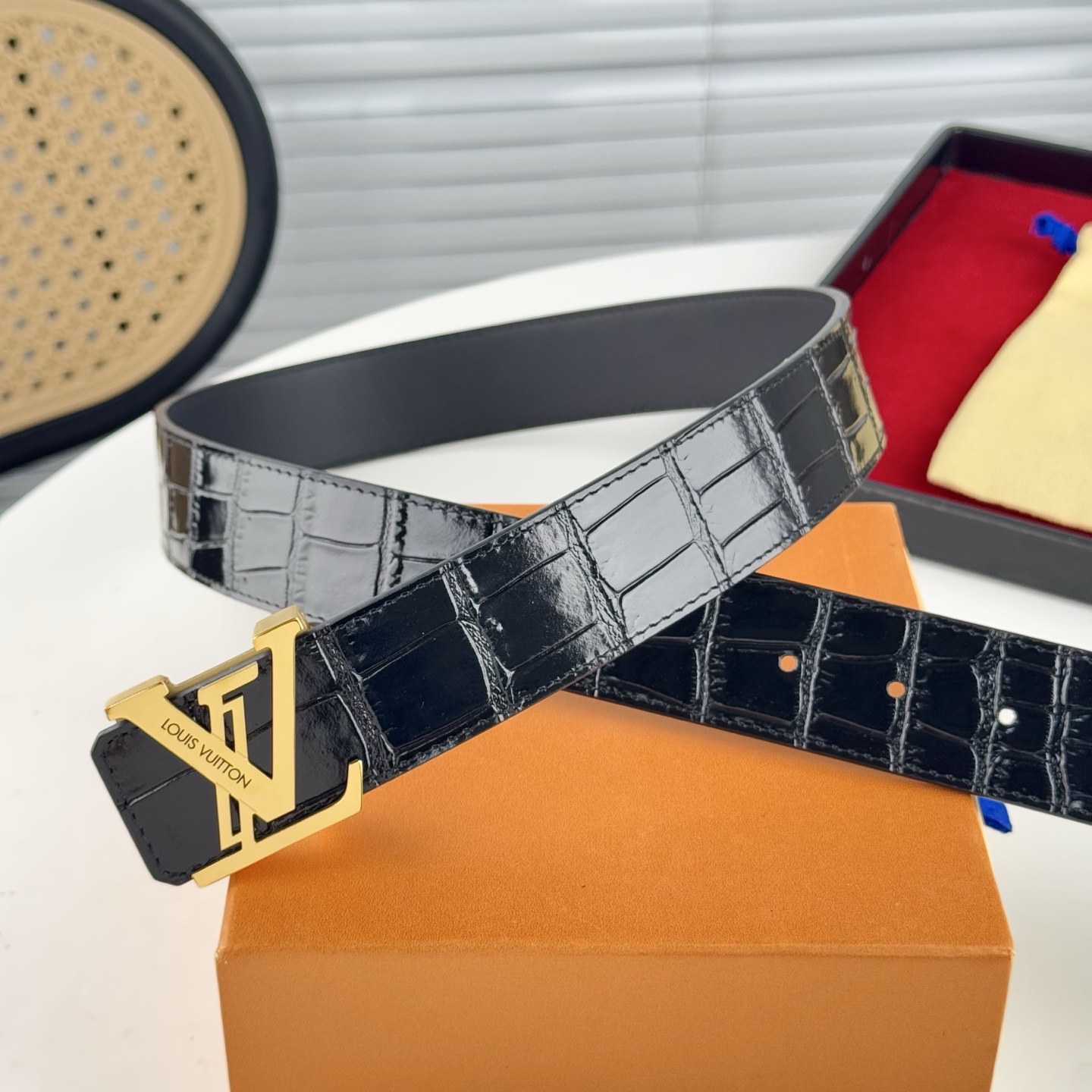 。 LV。商务休闲、正装均可佩戴！3.8cm 最新款扣头，抛光扣头、时尚潮流