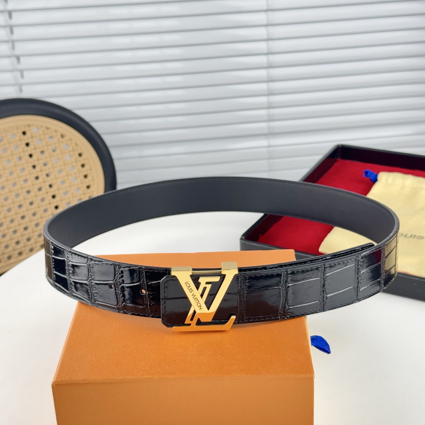 。 LV。商务休闲、正装均可佩戴！3.8cm 最新款扣头，抛光扣头、时尚潮流