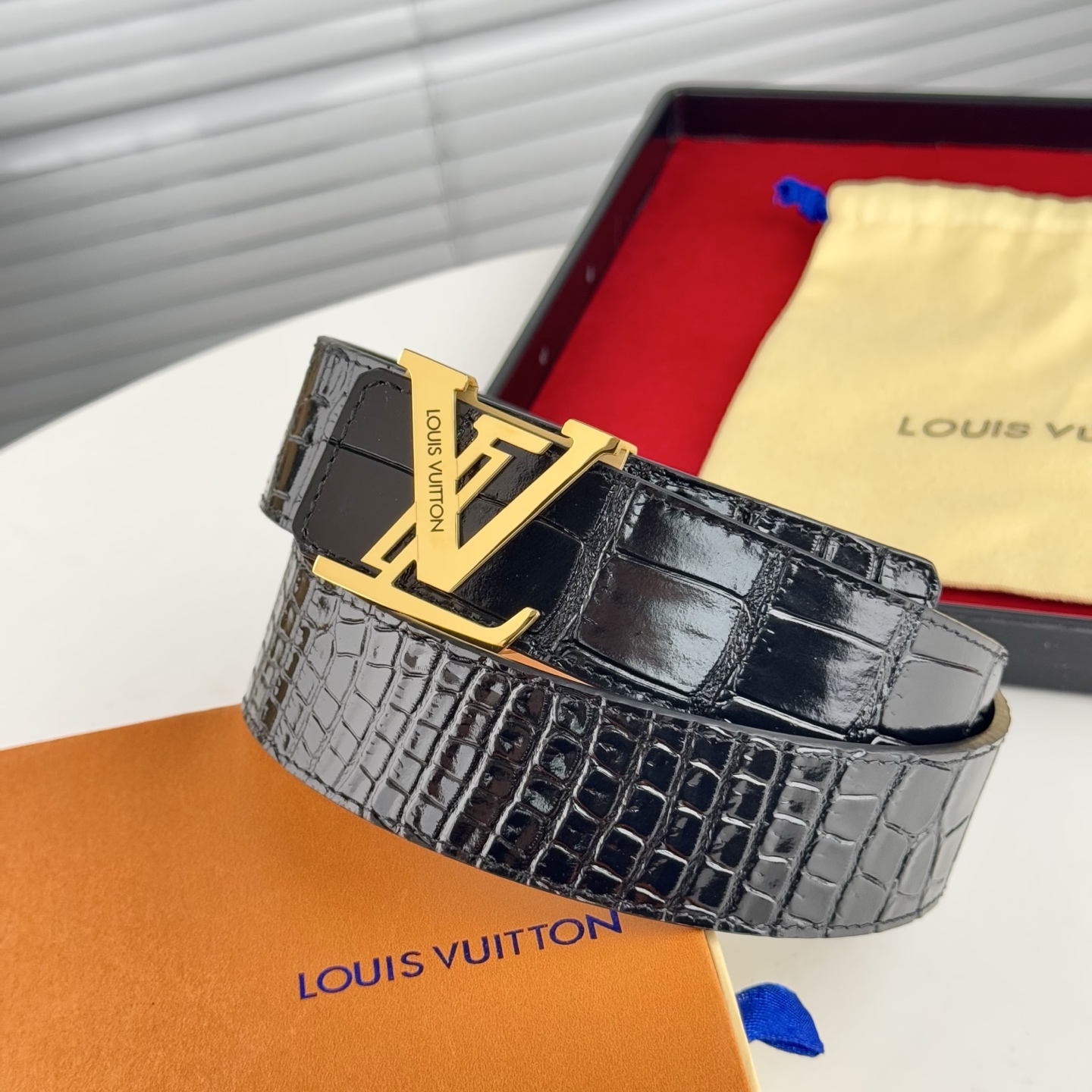 。 LV。商务休闲、正装均可佩戴！3.8cm 最新款扣头，抛光扣头、时尚潮流