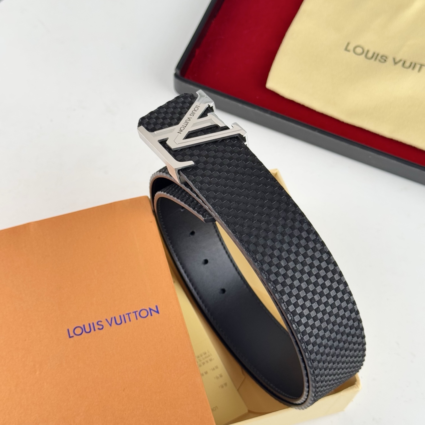 。 LV。商务休闲、正装均可佩戴！3.8cm 最新款扣头，抛光扣头、时尚潮流