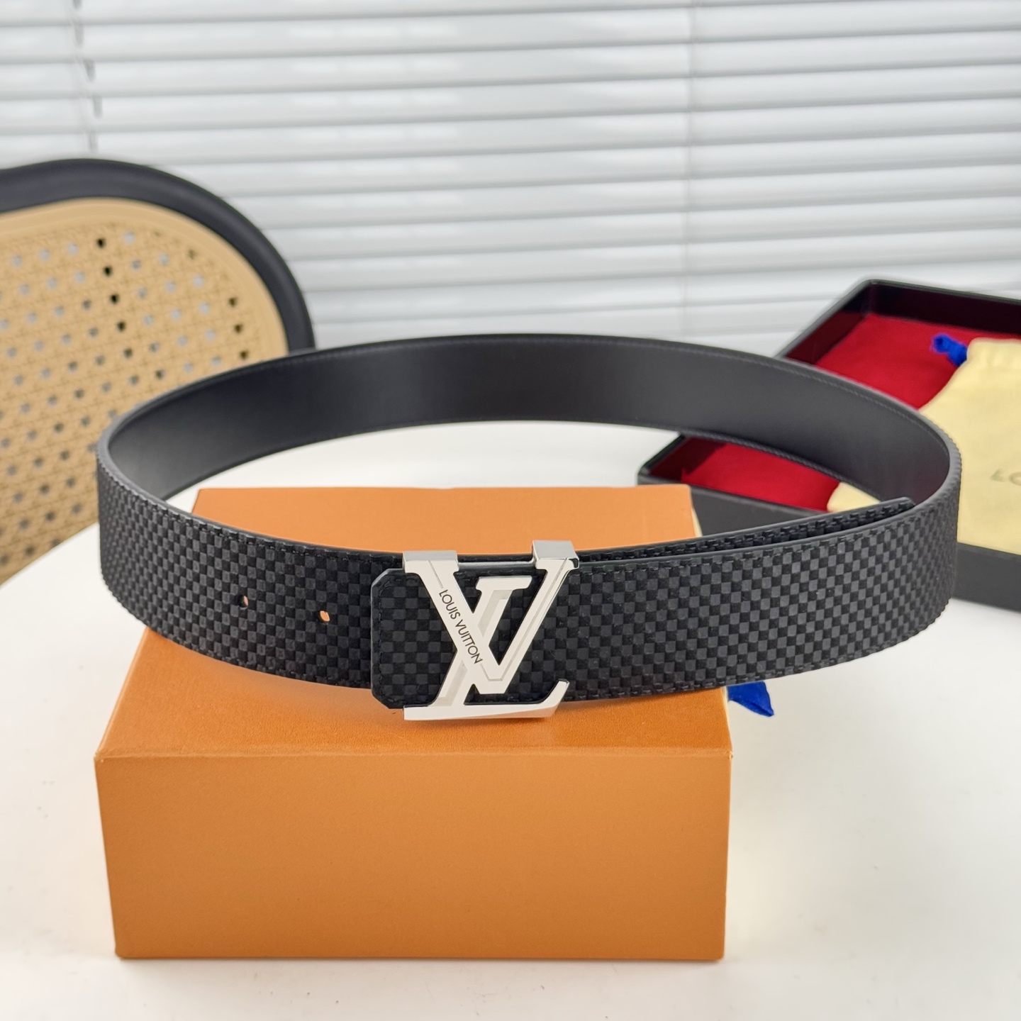 。 LV。商务休闲、正装均可佩戴！3.8cm 最新款扣头，抛光扣头、时尚潮流