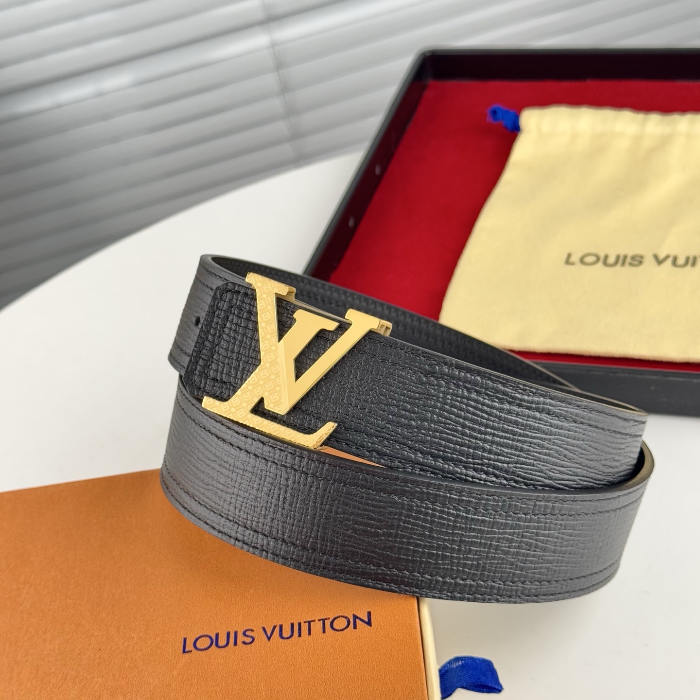 。 LV。商务休闲、正装均可佩戴！3.8cm 最新款扣头，抛光扣头、时尚潮流