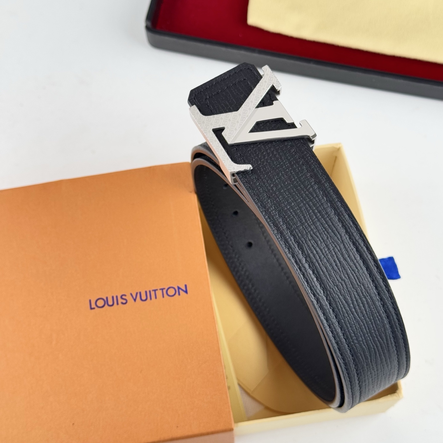 。 LV。商务休闲、正装均可佩戴！3.8cm 最新款扣头，抛光扣头、时尚潮流
