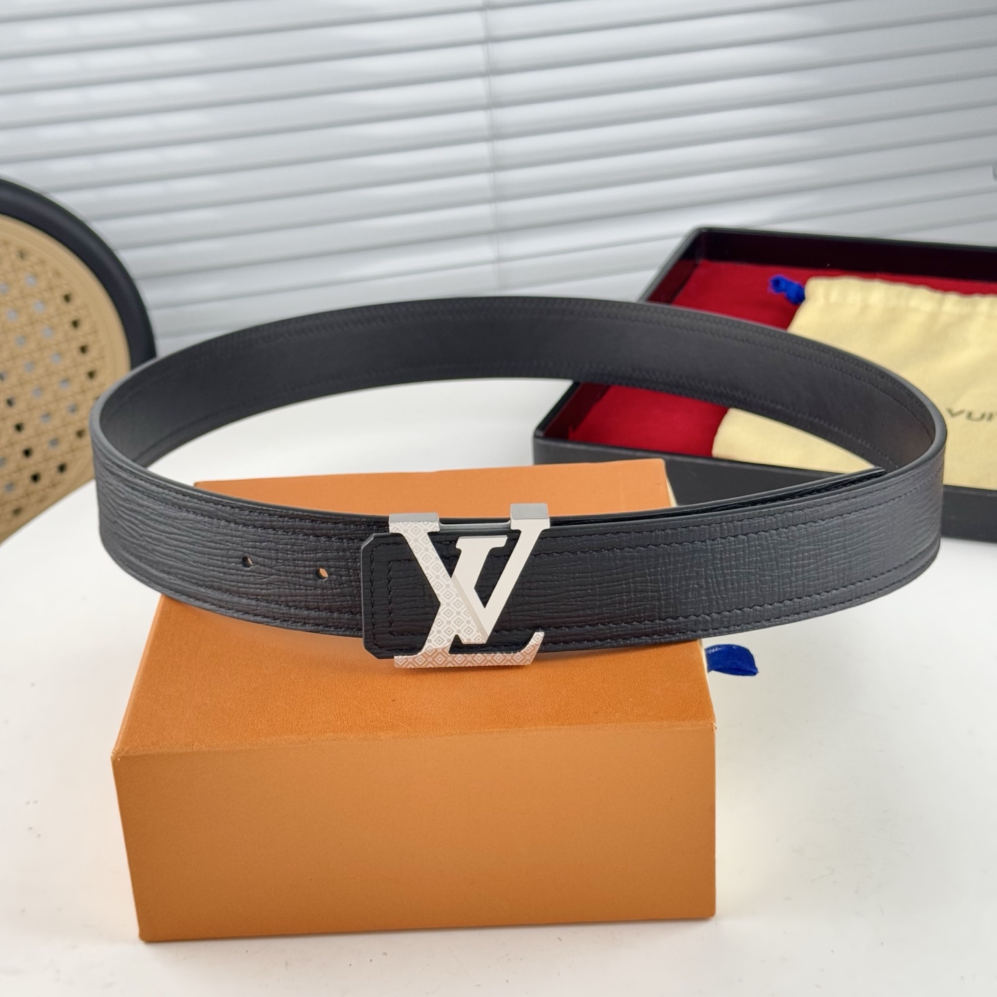 。 LV。商务休闲、正装均可佩戴！3.8cm 最新款扣头，抛光扣头、时尚潮流