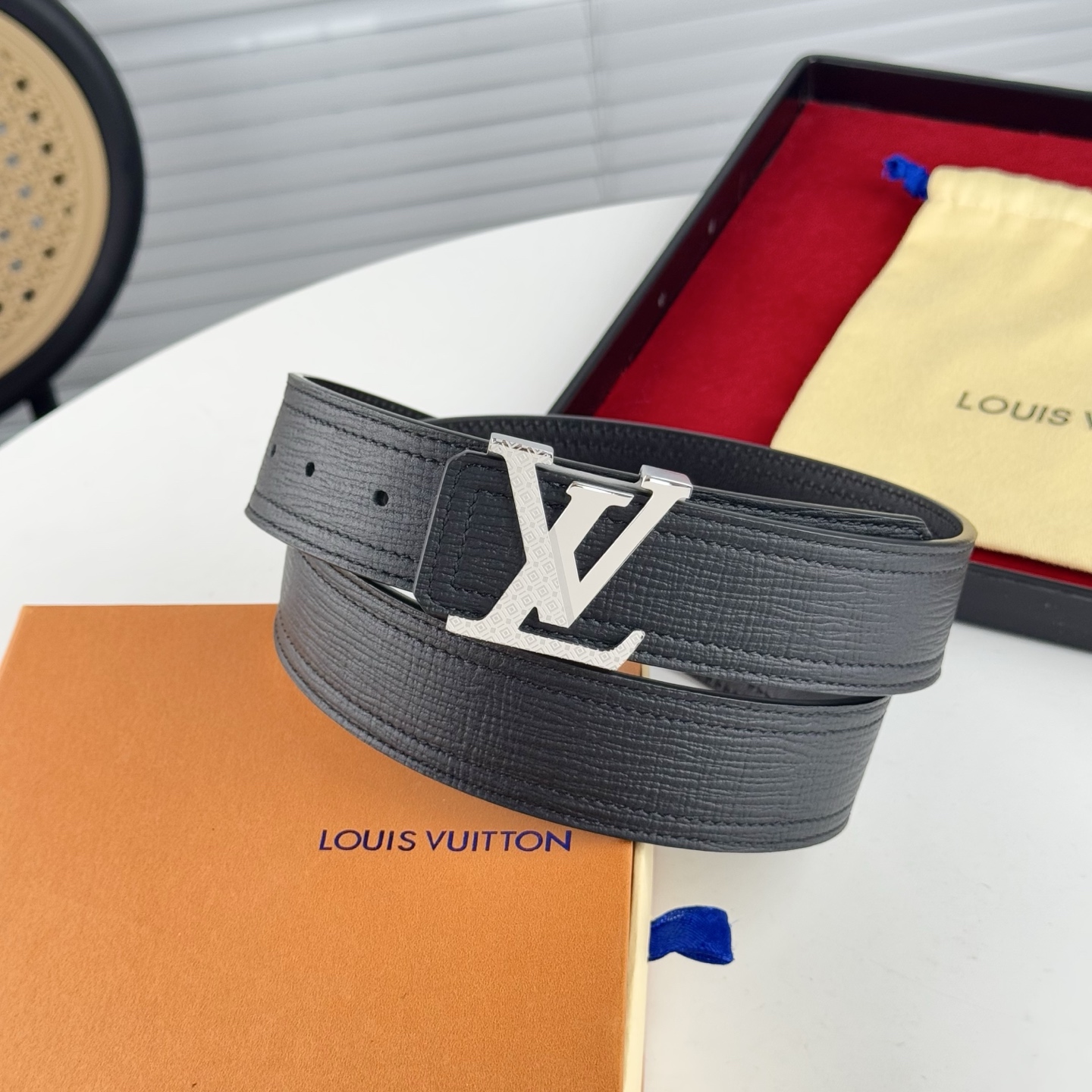 。 LV。商务休闲、正装均可佩戴！3.8cm 最新款扣头，抛光扣头、时尚潮流