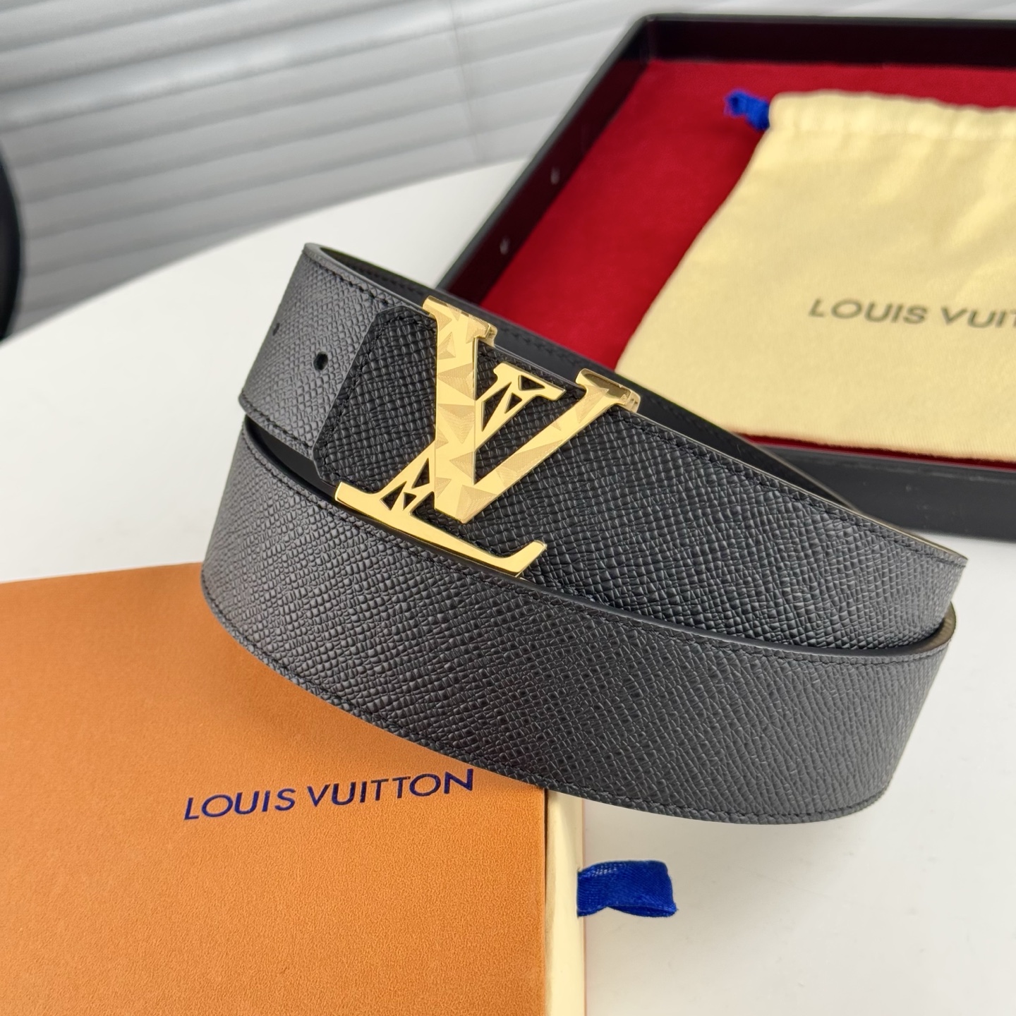 。 LV。商务休闲、正装均可佩戴！3.8cm 最新款扣头，抛光扣头、时尚潮流