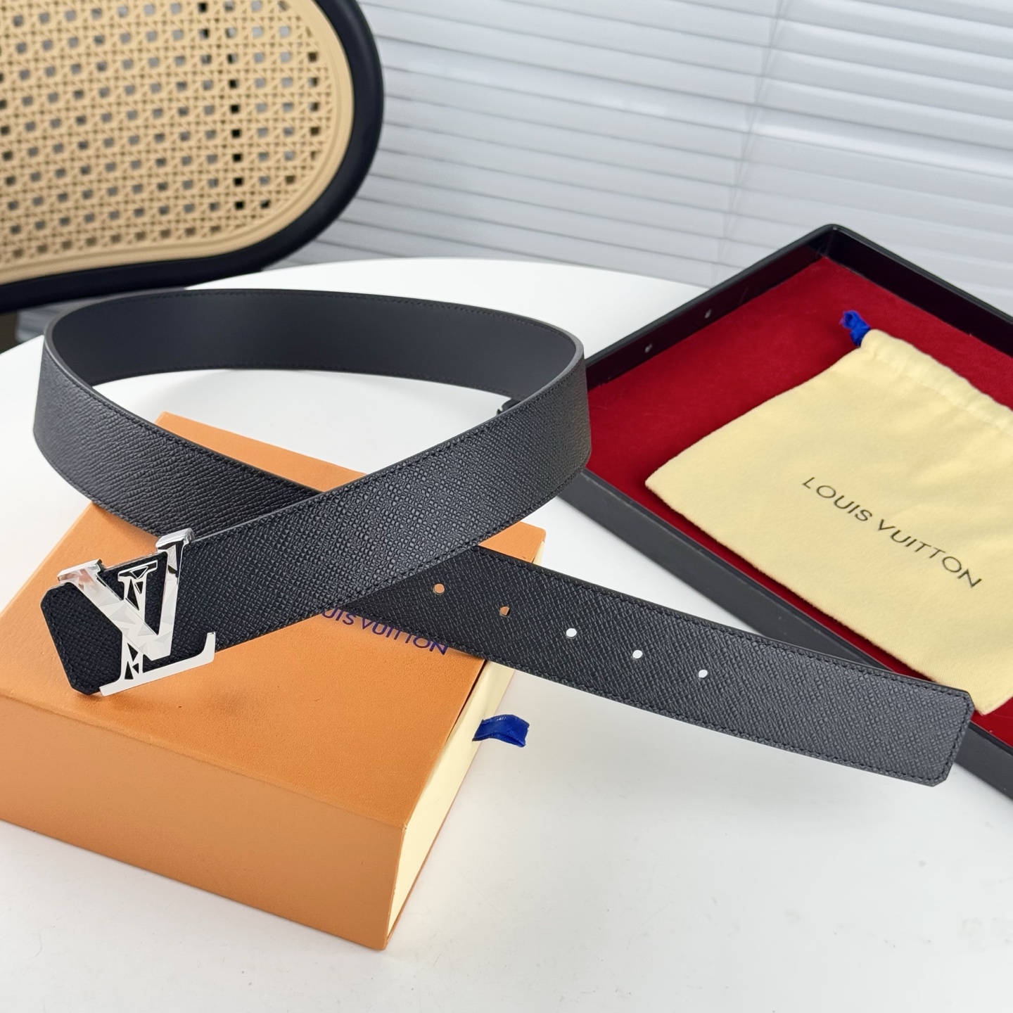 。 LV。商务休闲、正装均可佩戴！3.8cm 最新款扣头，抛光扣头、时尚潮流