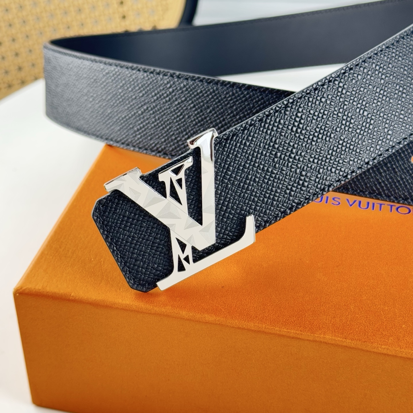 。 LV。商务休闲、正装均可佩戴！3.8cm 最新款扣头，抛光扣头、时尚潮流