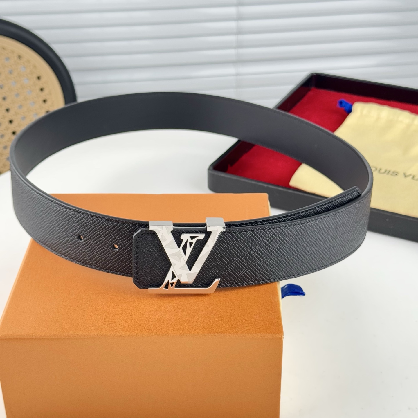 。 LV。商务休闲、正装均可佩戴！3.8cm 最新款扣头，抛光扣头、时尚潮流