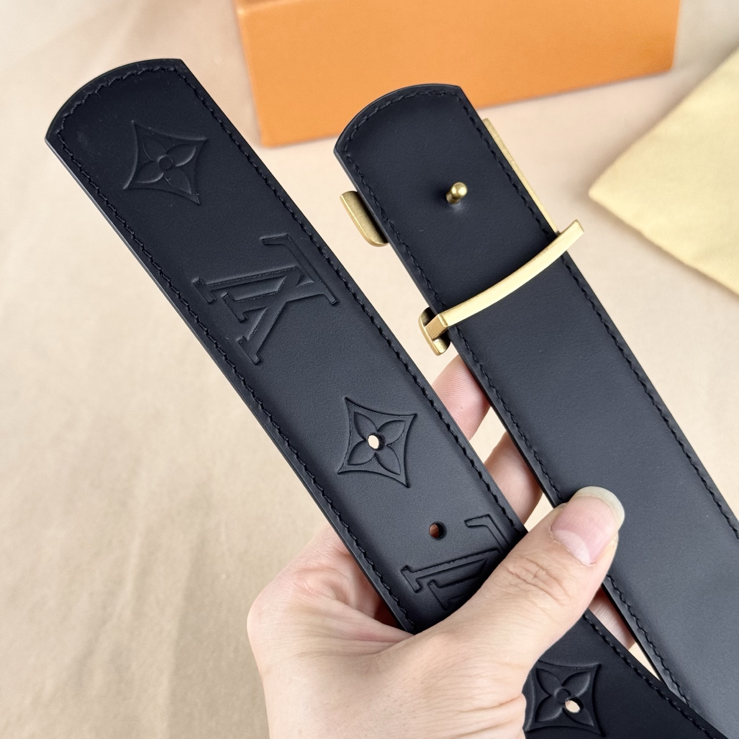 。 LV Dimension 4.0腰带将经典格调引入新颖尺幅设计。皮革压印 LV 字母、与纤秀 LV 