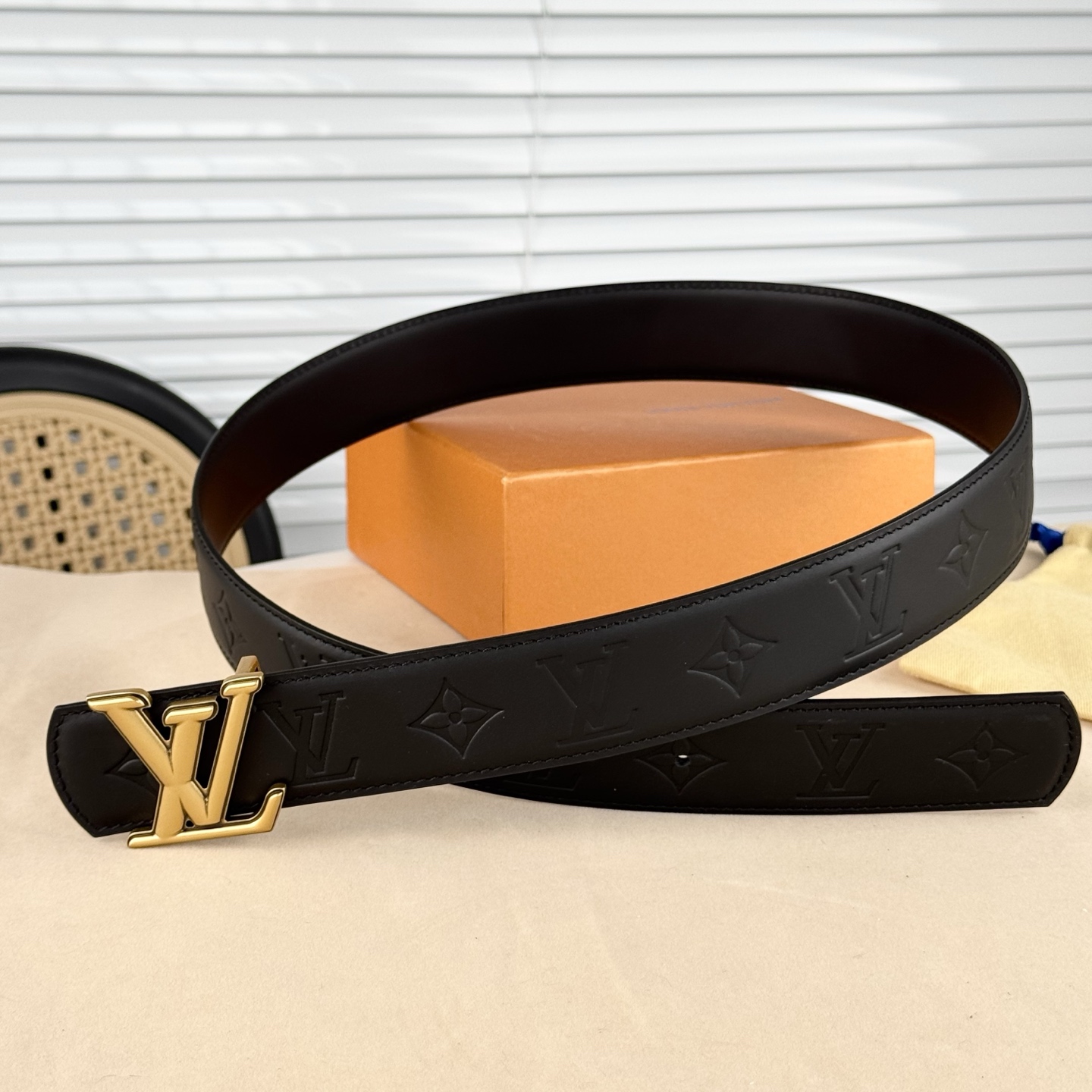 。 LV Dimension 4.0腰带将经典格调引入新颖尺幅设计。皮革压印 LV 字母、与纤秀 LV 