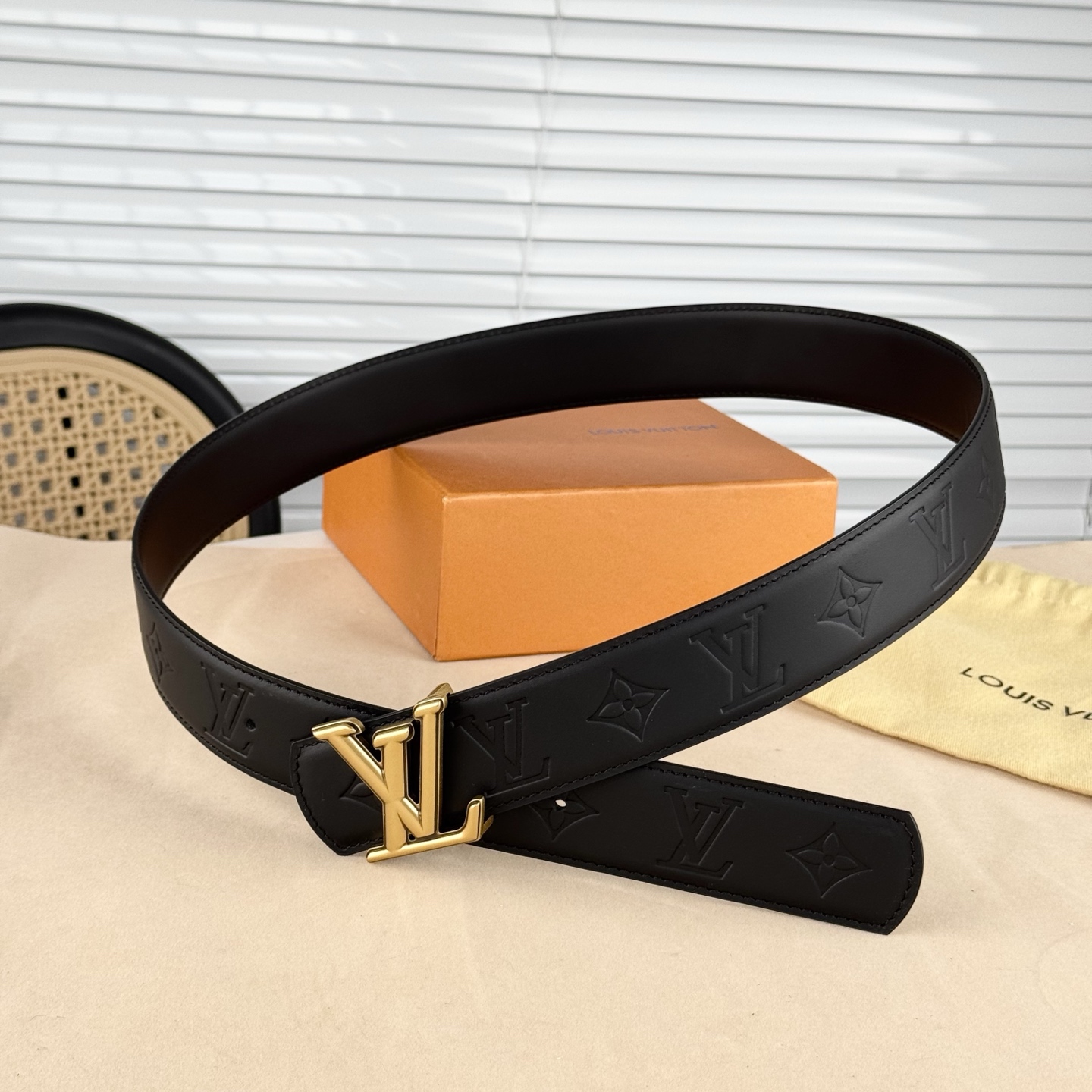 。 LV Dimension 4.0腰带将经典格调引入新颖尺幅设计。皮革压印 LV 字母、与纤秀 LV 