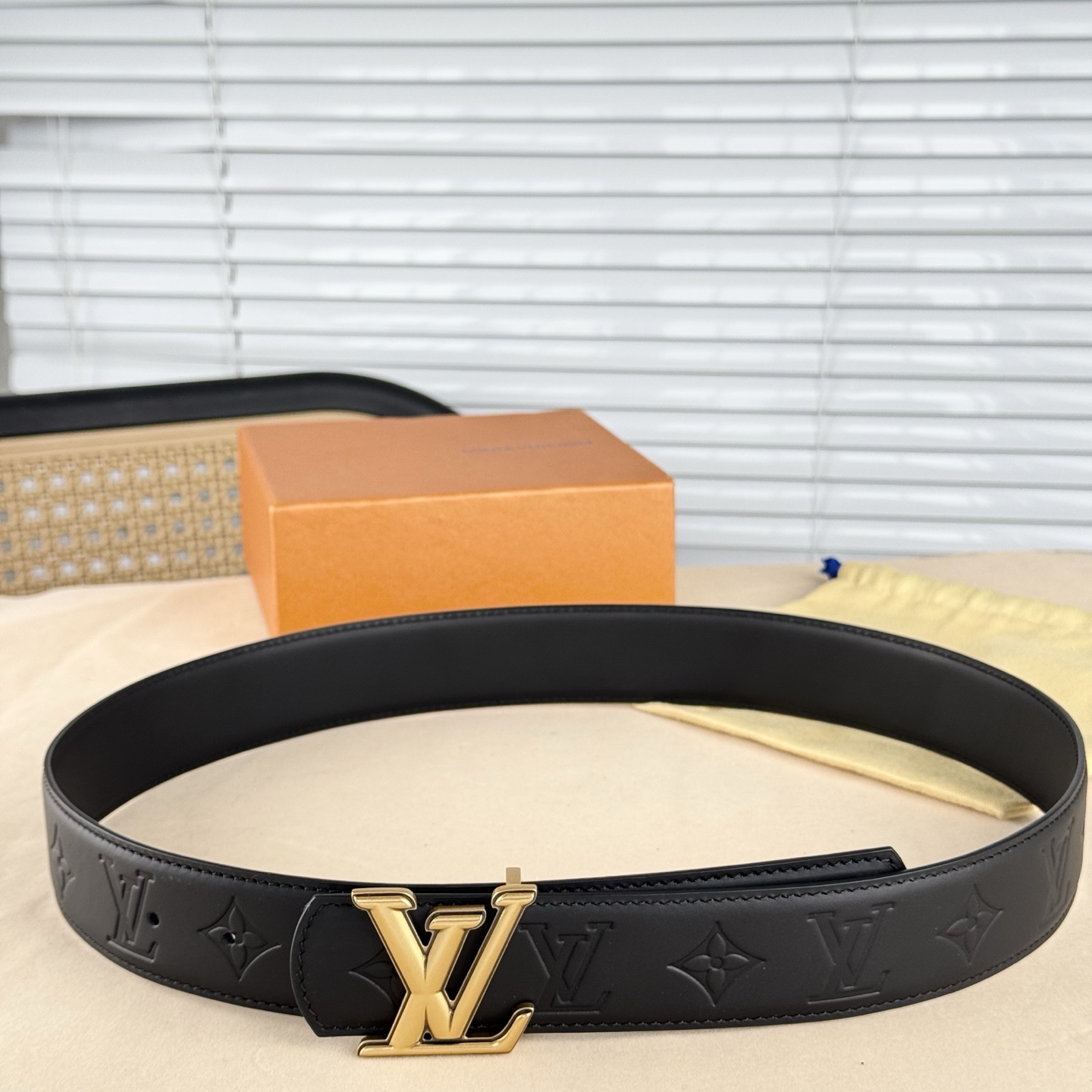 。 LV Dimension 4.0腰带将经典格调引入新颖尺幅设计。皮革压印 LV 字母、与纤秀 LV 