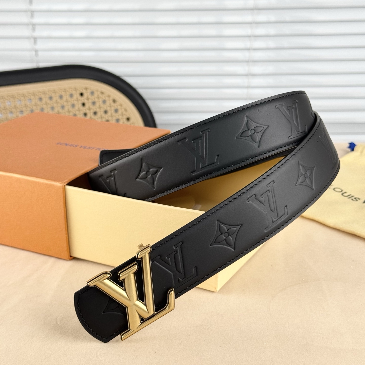 。 LV Dimension 4.0腰带将经典格调引入新颖尺幅设计。皮革压印 LV 字母、与纤秀 LV 