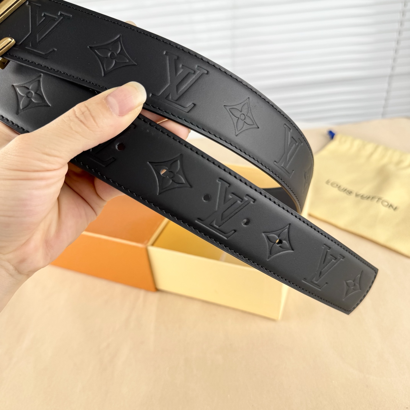 。 LV Dimension 4.0腰带将经典格调引入新颖尺幅设计。皮革压印 LV 字母、与纤秀 LV 