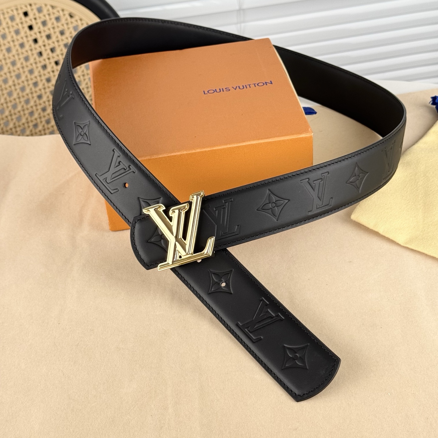 。 LV Dimension 4.0腰带将经典格调引入新颖尺幅设计。皮革压印 LV 字母、与纤秀 LV 