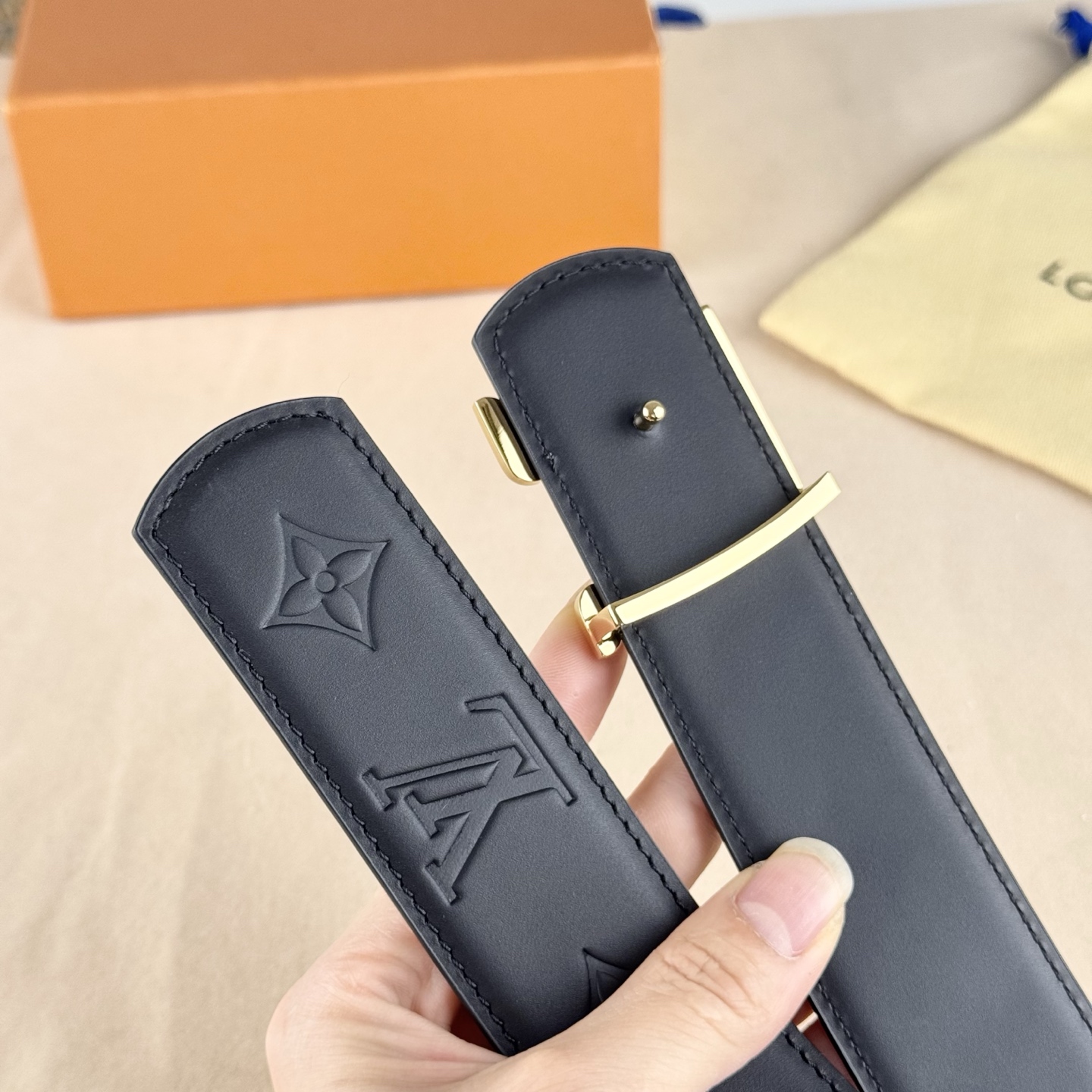 。 LV Dimension 4.0腰带将经典格调引入新颖尺幅设计。皮革压印 LV 字母、与纤秀 LV 