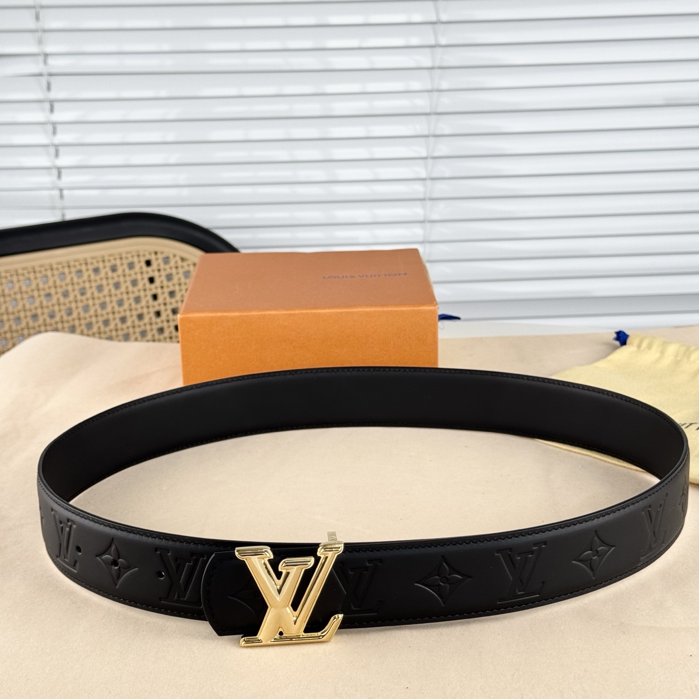 。 LV Dimension 4.0腰带将经典格调引入新颖尺幅设计。皮革压印 LV 字母、与纤秀 LV 