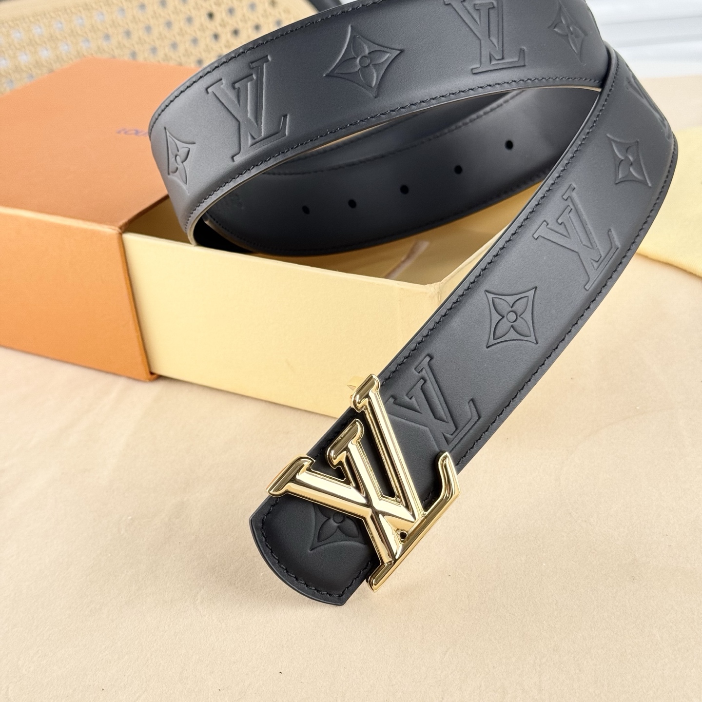 。 LV Dimension 4.0腰带将经典格调引入新颖尺幅设计。皮革压印 LV 字母、与纤秀 LV 