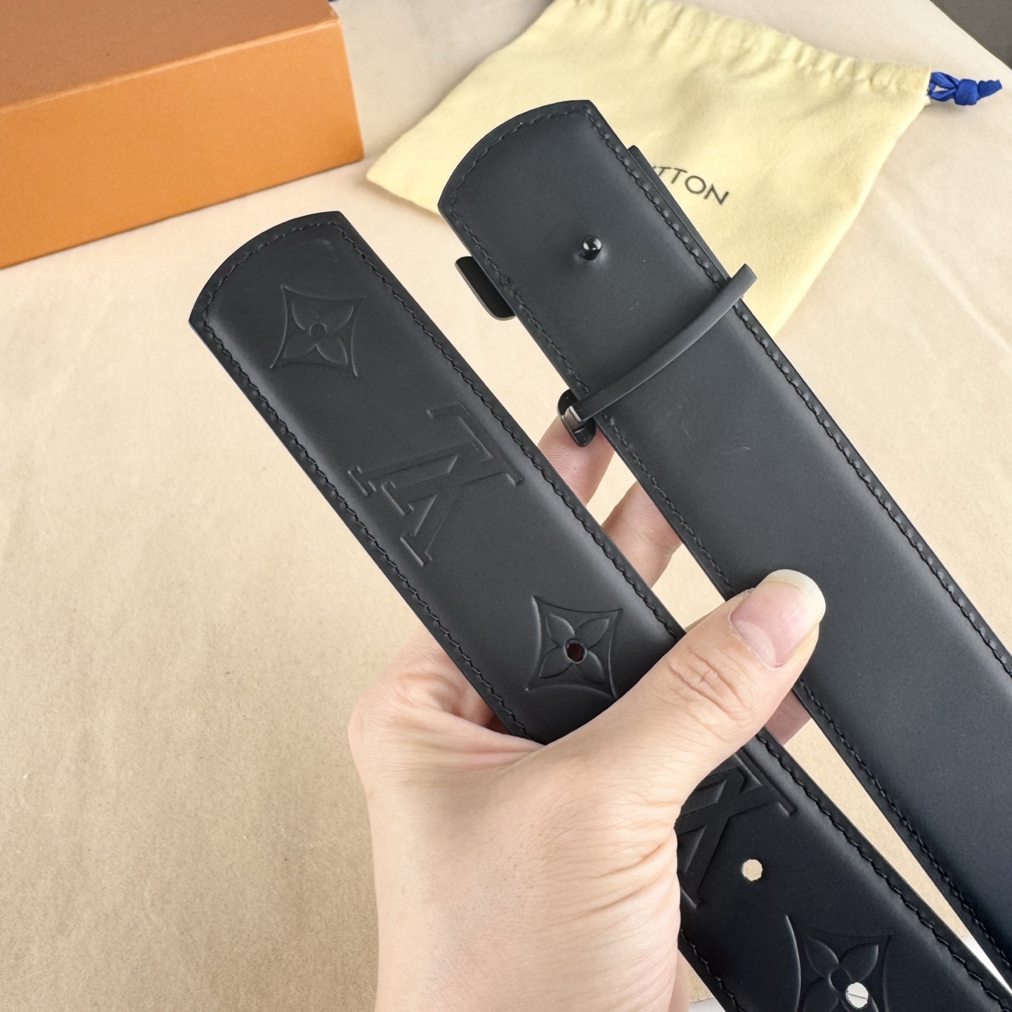 。 LV Dimension 4.0腰带将经典格调引入新颖尺幅设计。皮革压印 LV 字母、与纤秀 LV 