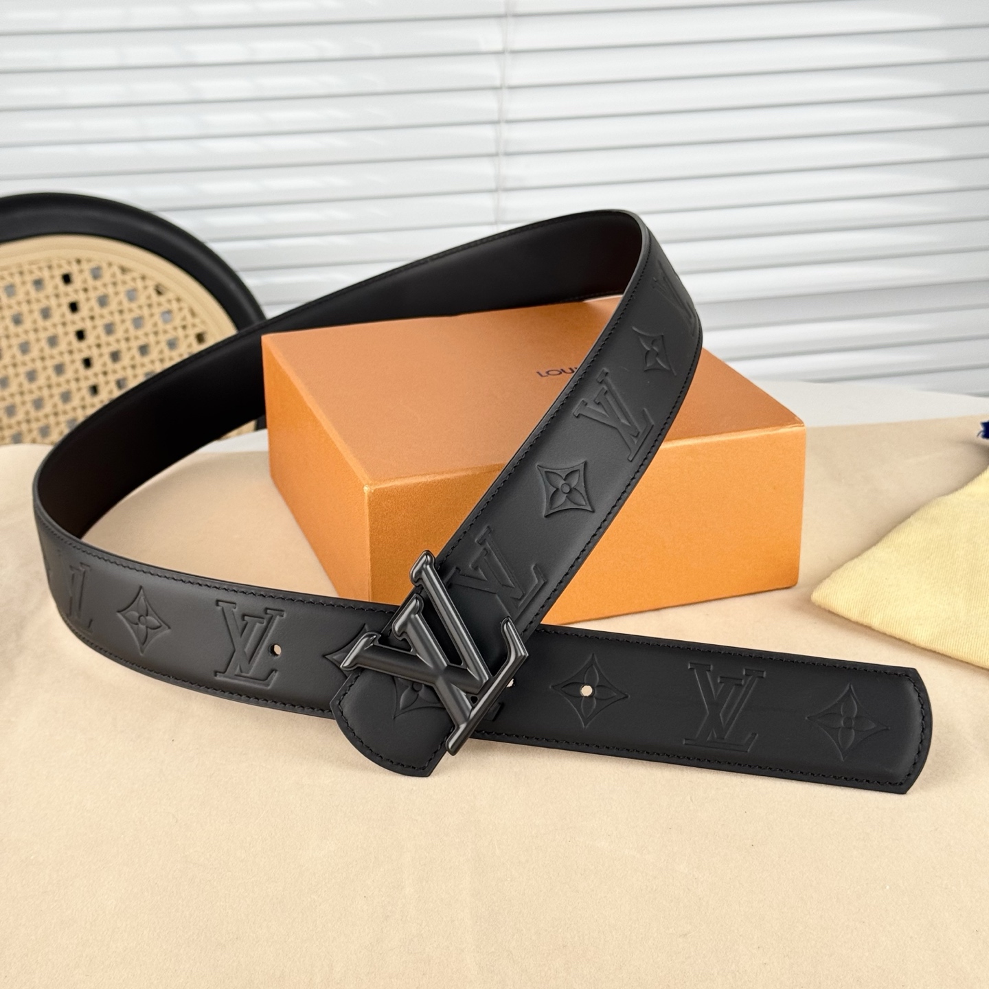 。 LV Dimension 4.0腰带将经典格调引入新颖尺幅设计。皮革压印 LV 字母、与纤秀 LV 