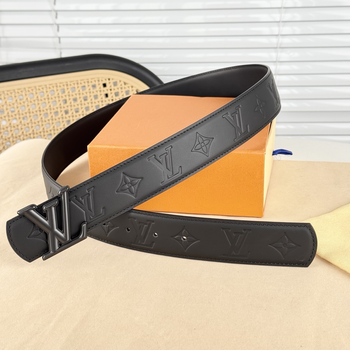 。 LV Dimension 4.0腰带将经典格调引入新颖尺幅设计。皮革压印 LV 字母、与纤秀 LV 