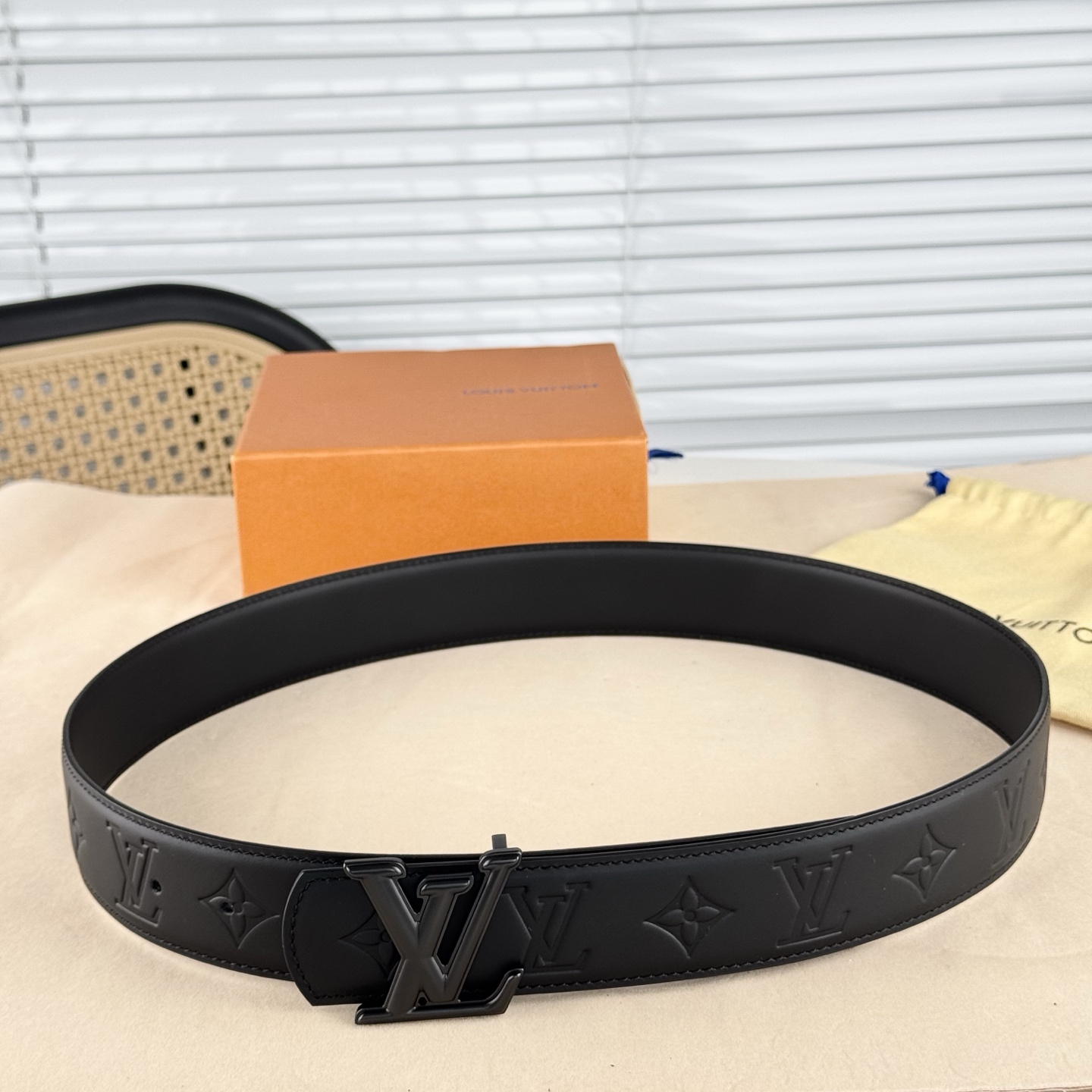 。 LV Dimension 4.0腰带将经典格调引入新颖尺幅设计。皮革压印 LV 字母、与纤秀 LV 
