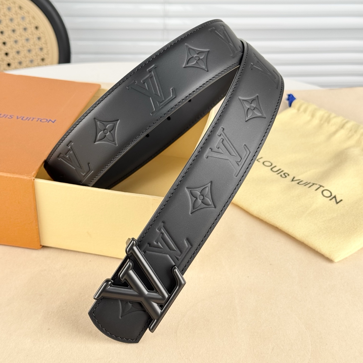 。 LV Dimension 4.0腰带将经典格调引入新颖尺幅设计。皮革压印 LV 字母、与纤秀 LV 