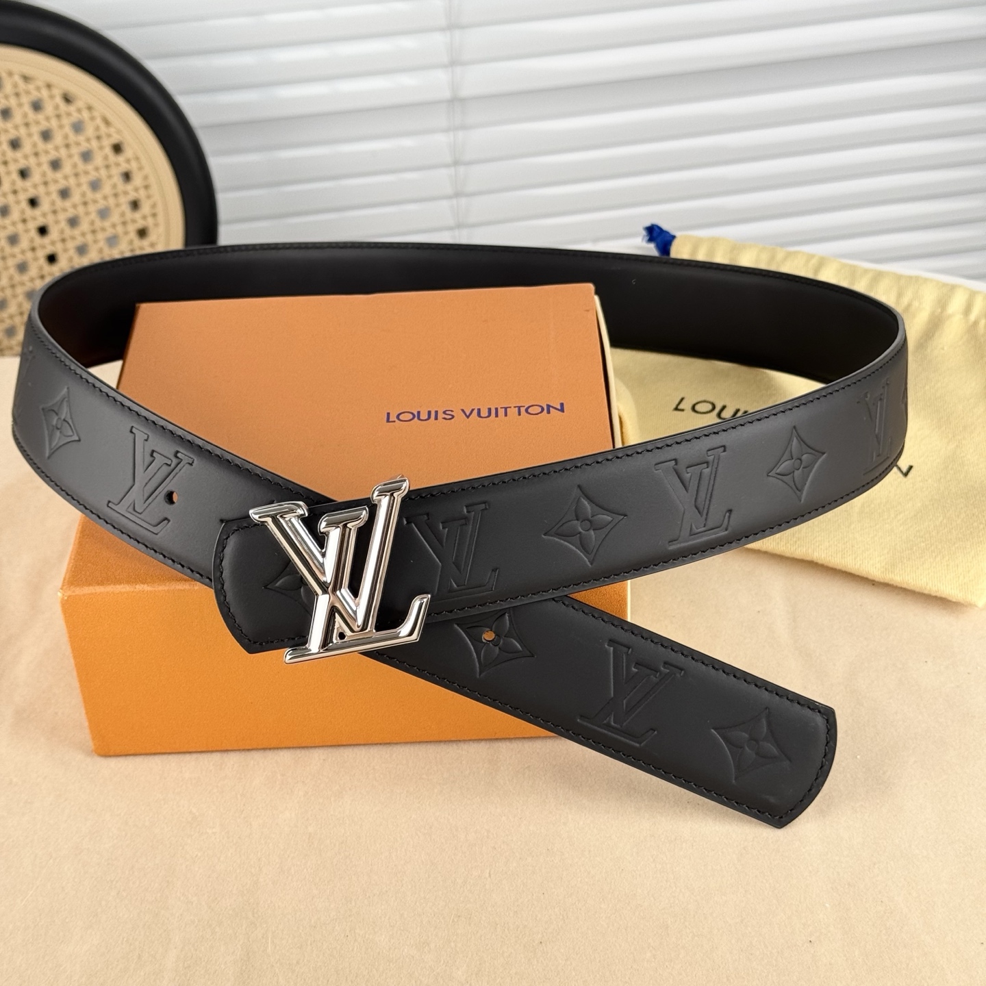 。 LV Dimension 4.0腰带将经典格调引入新颖尺幅设计。皮革压印 LV 字母、与纤秀 LV 
