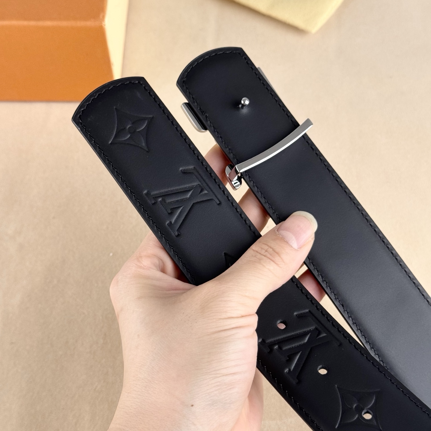 。 LV Dimension 4.0腰带将经典格调引入新颖尺幅设计。皮革压印 LV 字母、与纤秀 LV 