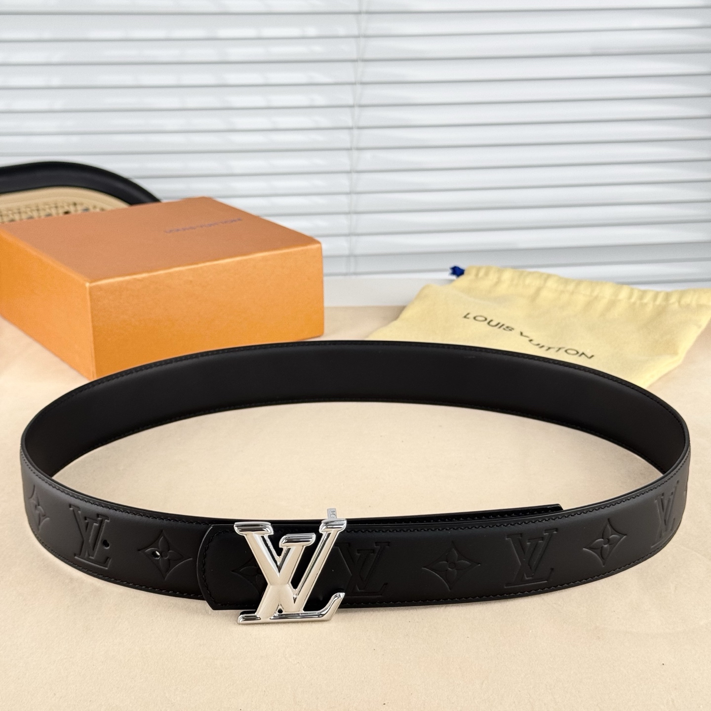 。 LV Dimension 4.0腰带将经典格调引入新颖尺幅设计。皮革压印 LV 字母、与纤秀 LV 