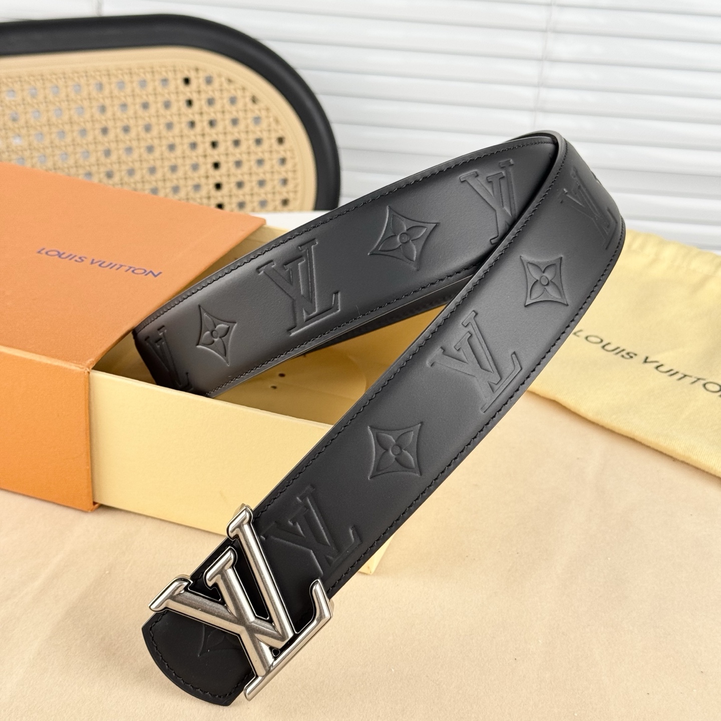 。 LV Dimension 4.0腰带将经典格调引入新颖尺幅设计。皮革压印 LV 字母、与纤秀 LV 