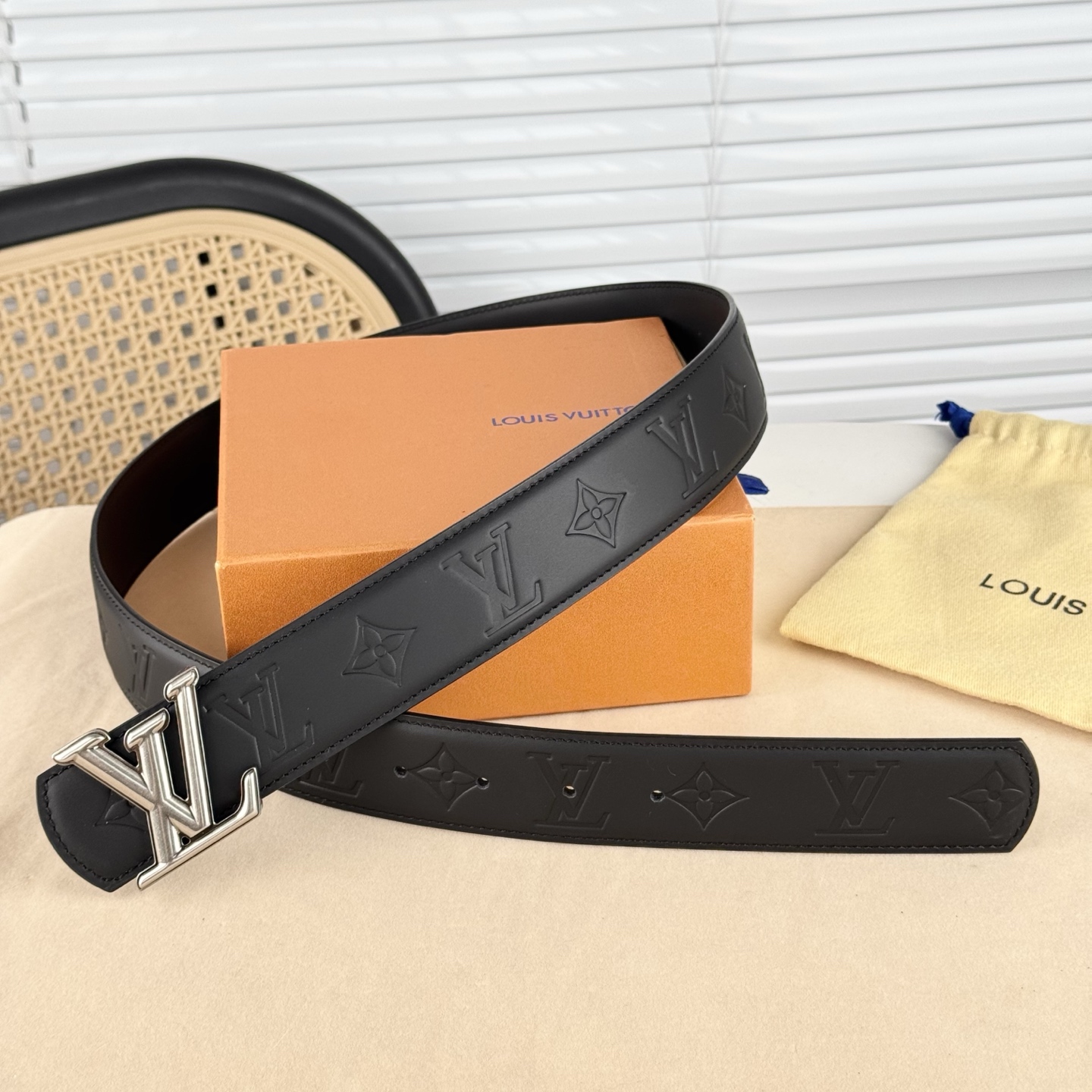 。 LV Dimension 4.0腰带将经典格调引入新颖尺幅设计。皮革压印 LV 字母、与纤秀 LV 