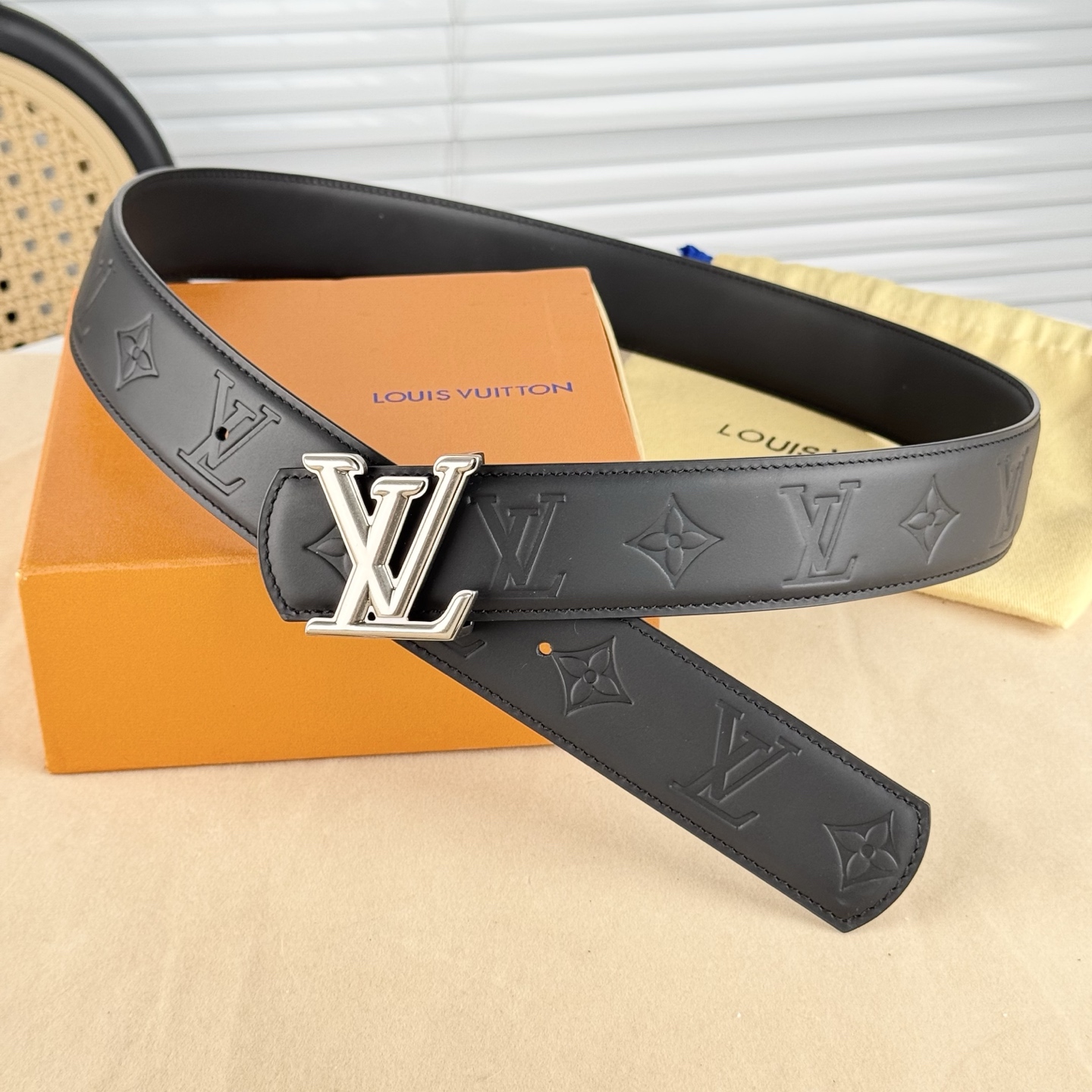 。 LV Dimension 4.0腰带将经典格调引入新颖尺幅设计。皮革压印 LV 字母、与纤秀 LV 