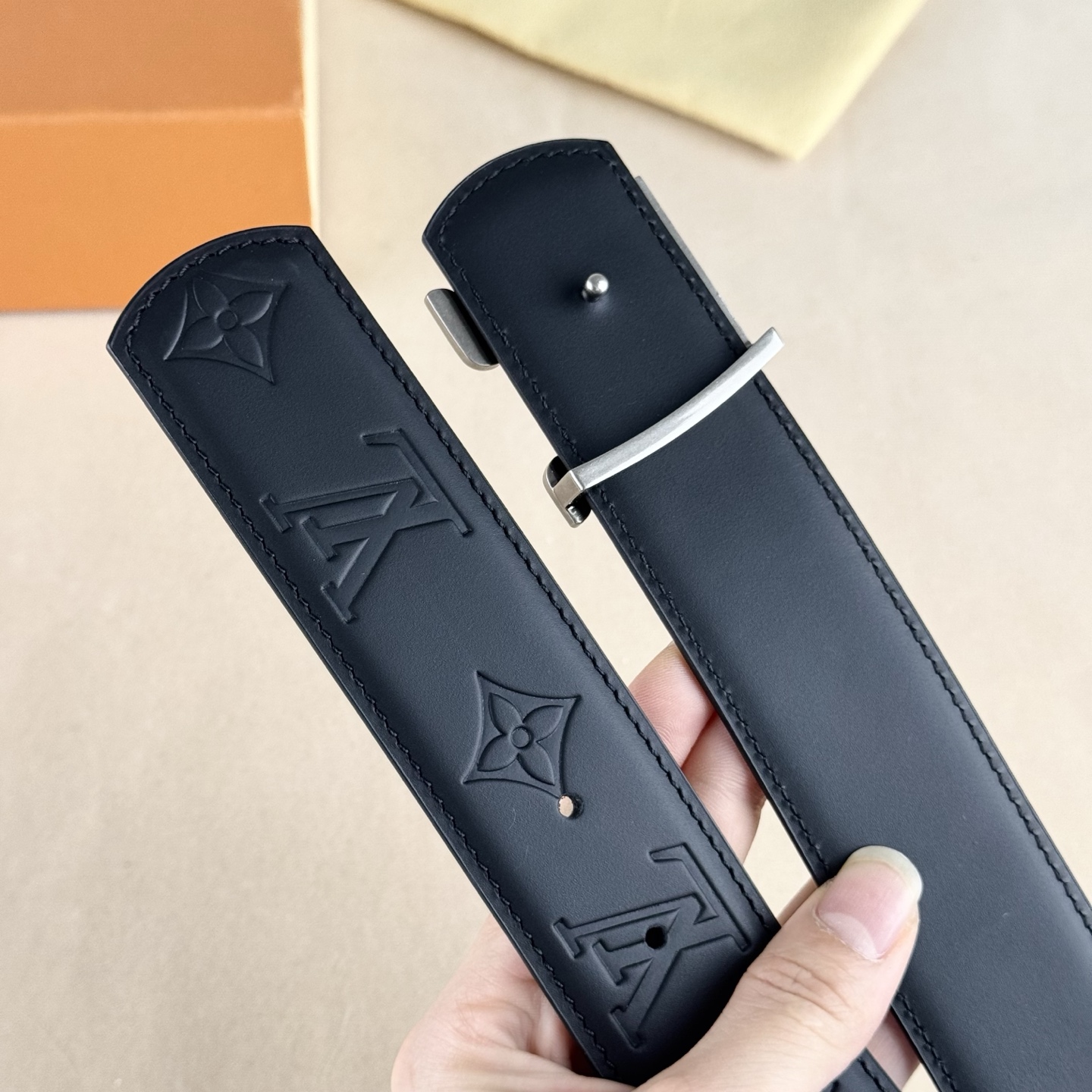 。 LV Dimension 4.0腰带将经典格调引入新颖尺幅设计。皮革压印 LV 字母、与纤秀 LV 