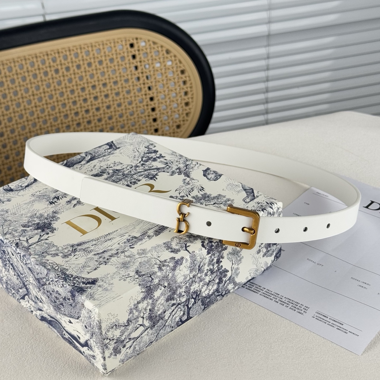 。 这款马鞍LooP腰带是2025系列全新单品，采用光滑牛皮革等材质精心制作，搭配CD针扣，饰以CD标志