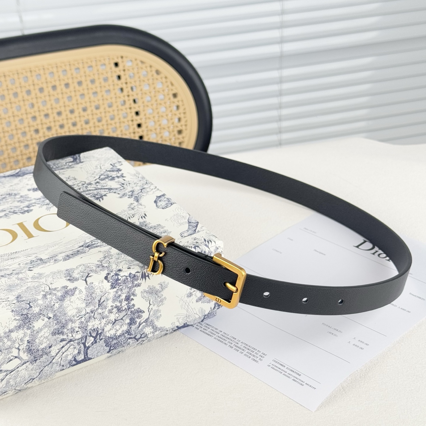 。 这款马鞍LooP腰带是2025系列全新单品，采用光滑牛皮革等材质精心制作，搭配CD针扣，饰以CD标志