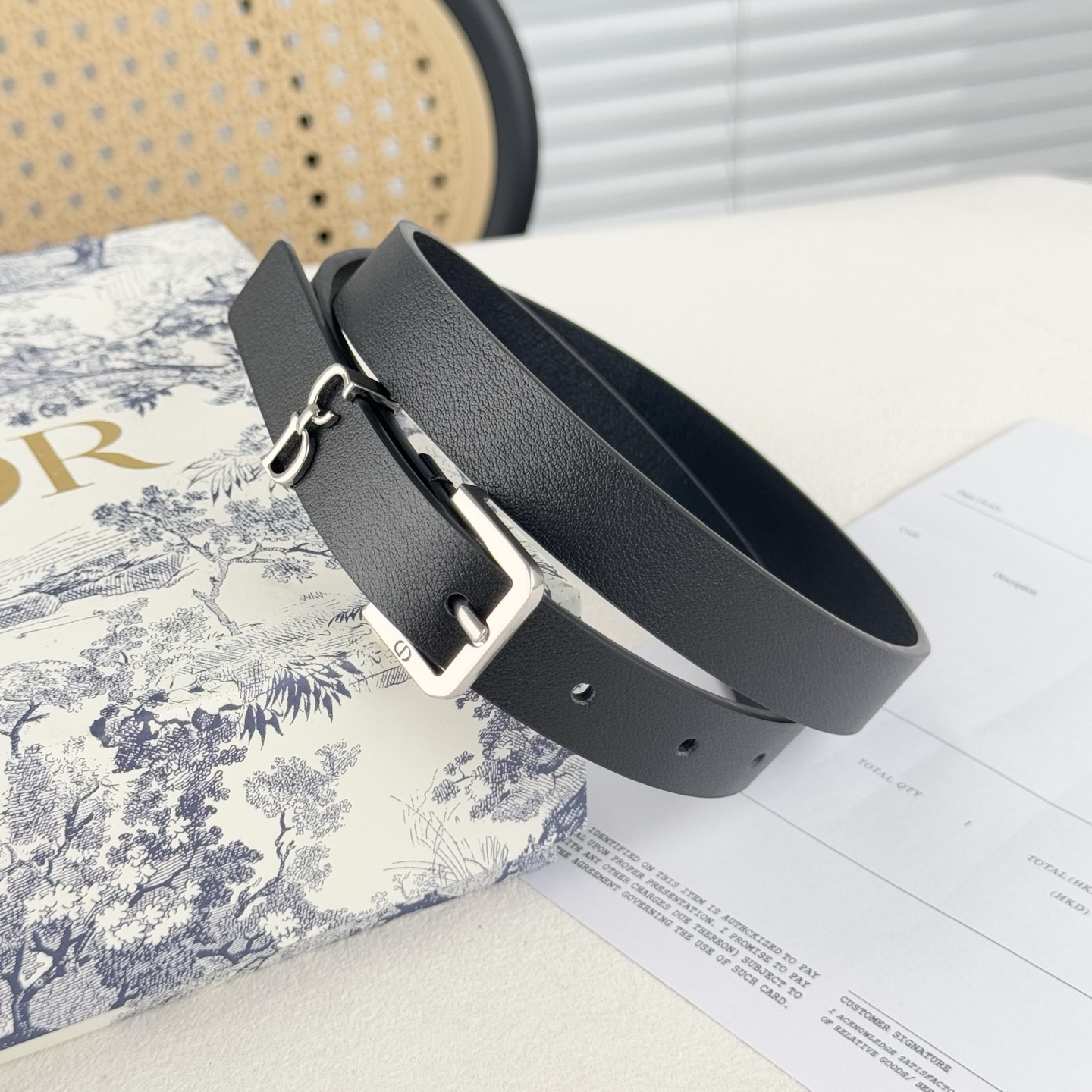 。 这款马鞍LooP腰带是2025系列全新单品，采用光滑牛皮革等材质精心制作，搭配CD针扣，饰以CD标志