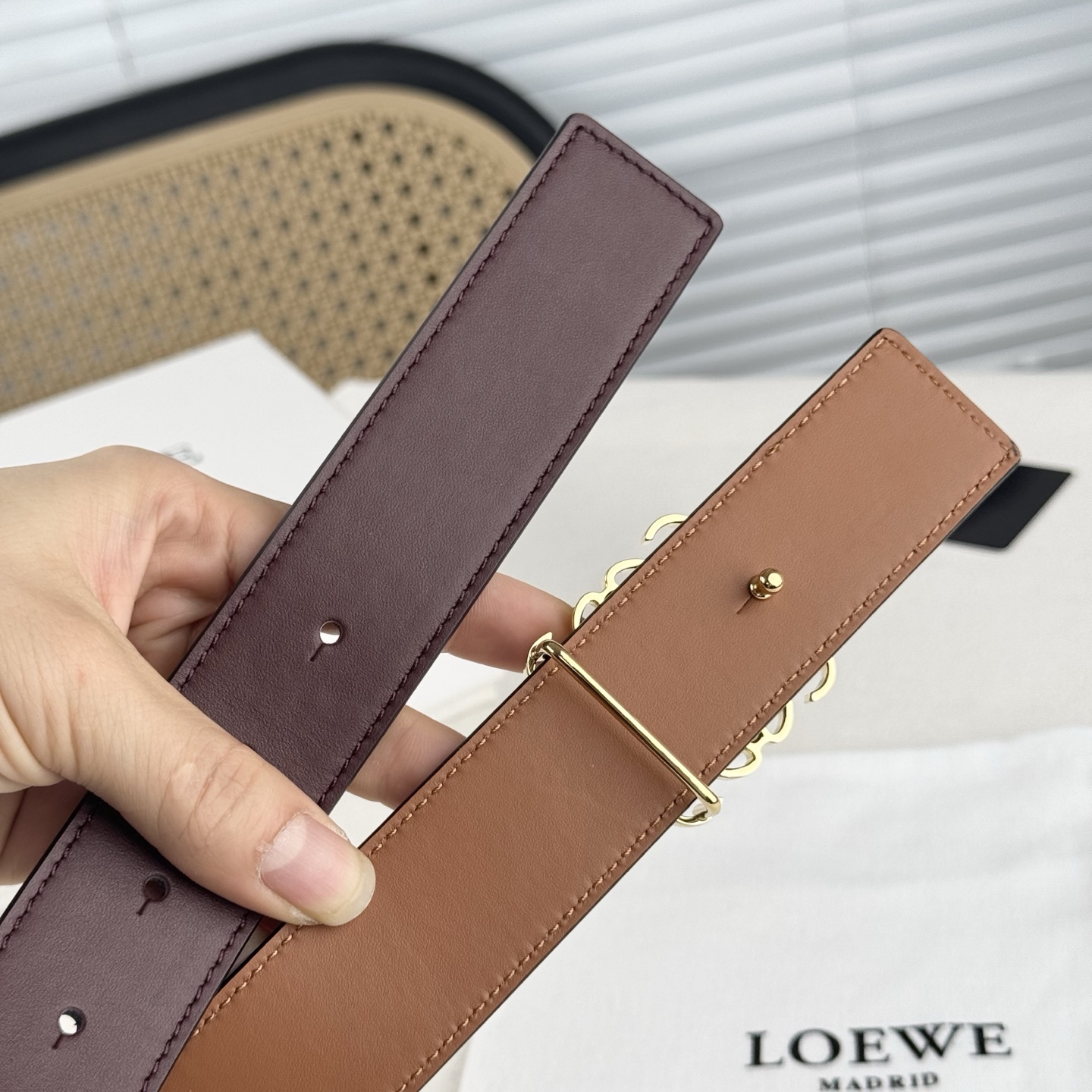  。 Loewe✨罗意w。 经典款！平纹小牛皮腰带  双面均可佩戴。 字母组合平滑扣、手工细致精巧 3.