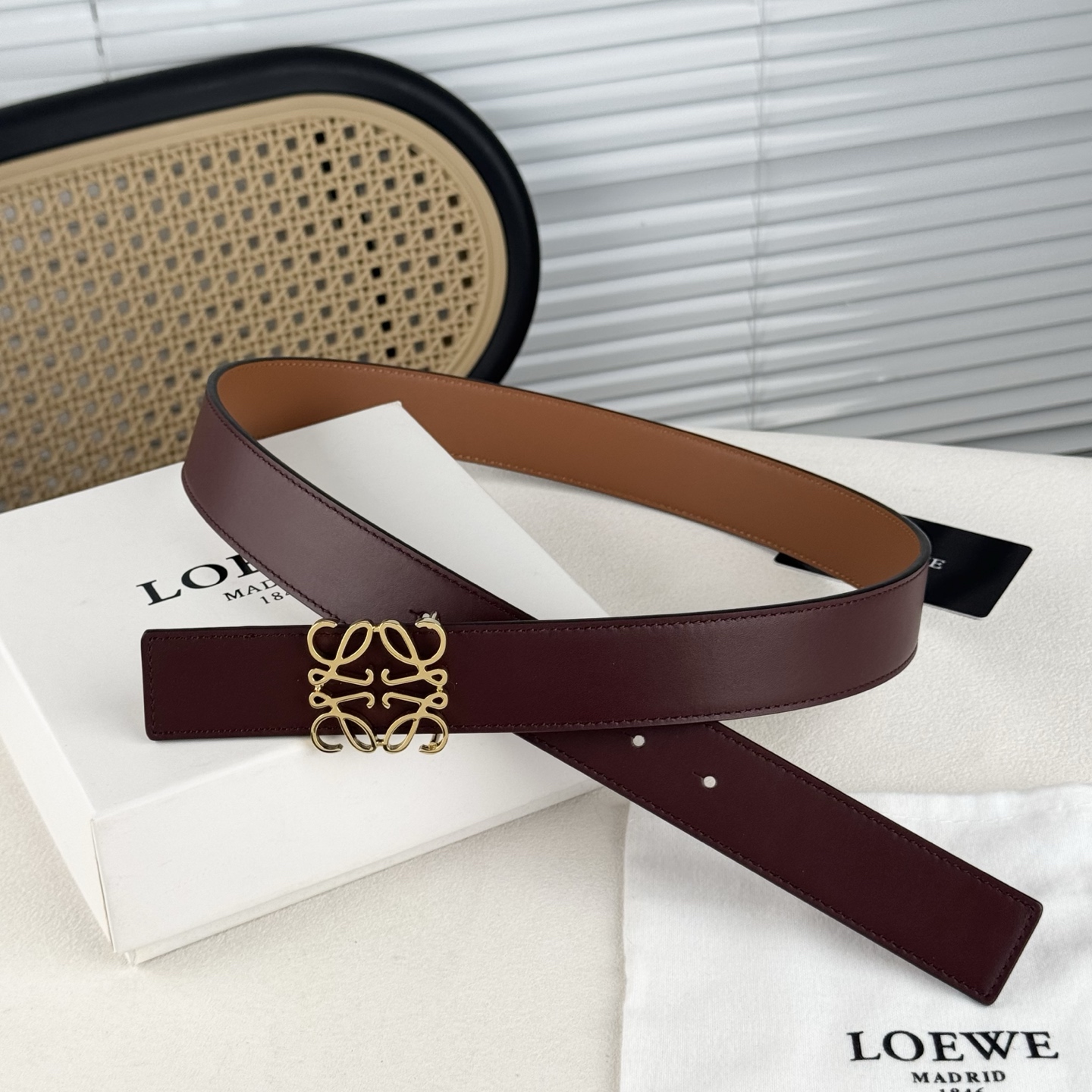  。 Loewe✨罗意w。 经典款！平纹小牛皮腰带  双面均可佩戴。 字母组合平滑扣、手工细致精巧 3.