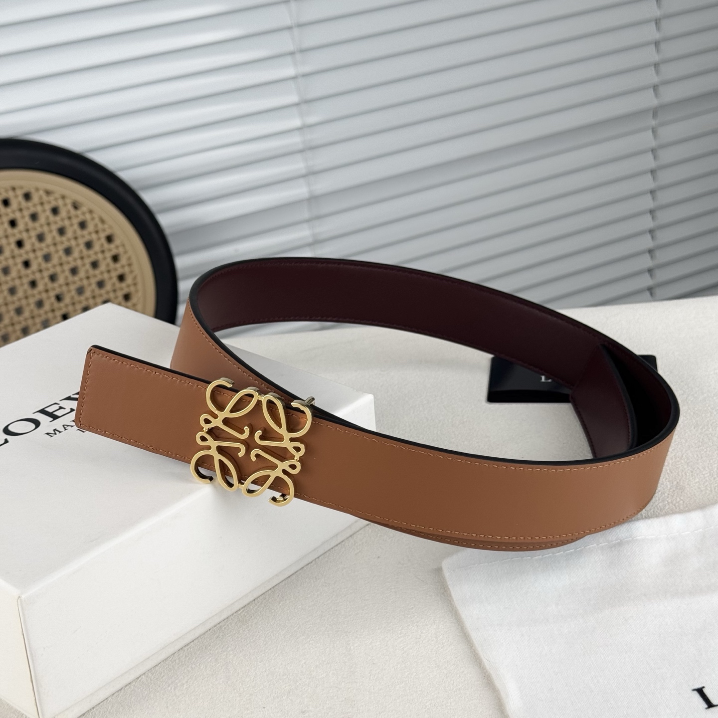  。 Loewe✨罗意w。 经典款！平纹小牛皮腰带  双面均可佩戴。 字母组合平滑扣、手工细致精巧 3.