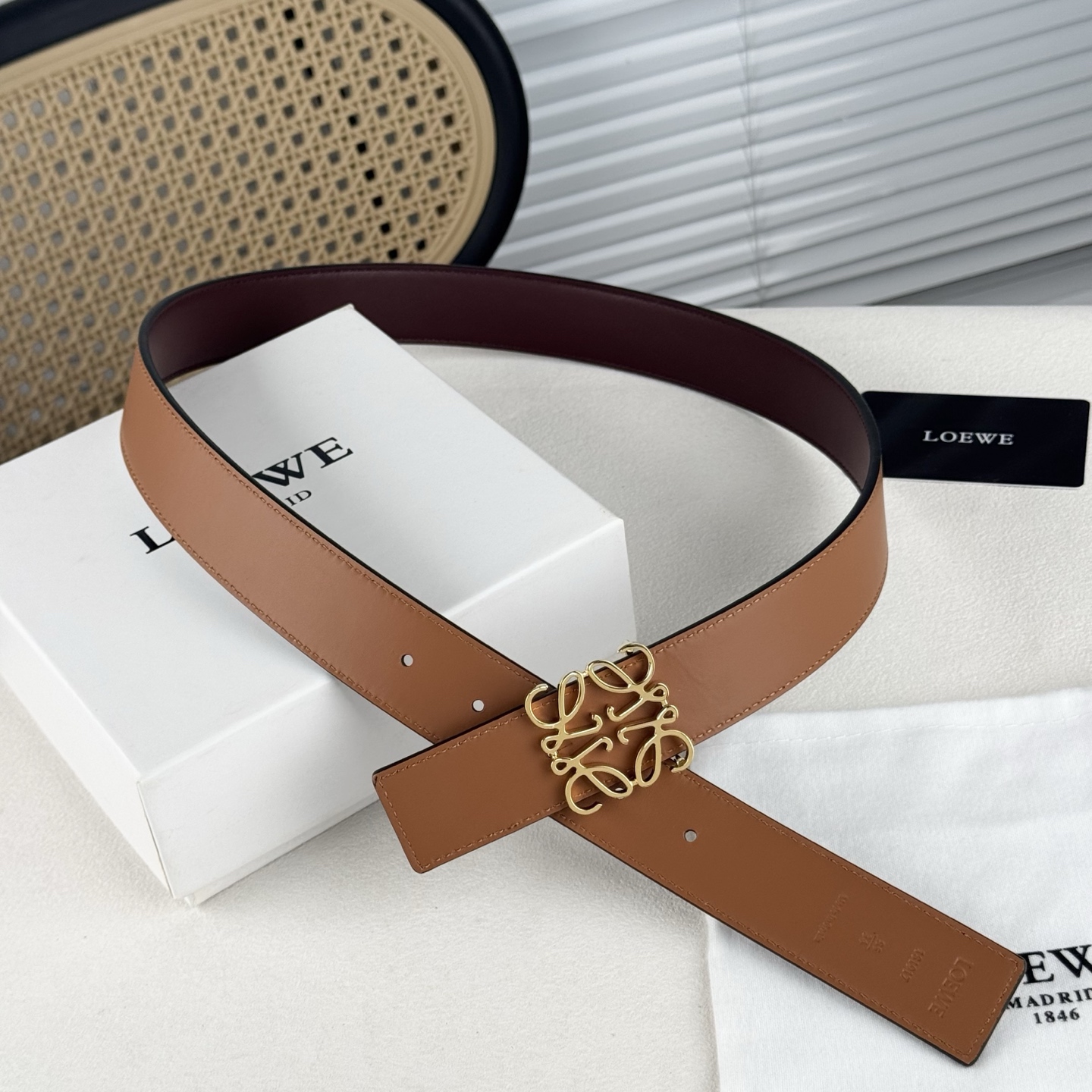  。 Loewe✨罗意w。 经典款！平纹小牛皮腰带  双面均可佩戴。 字母组合平滑扣、手工细致精巧 3.