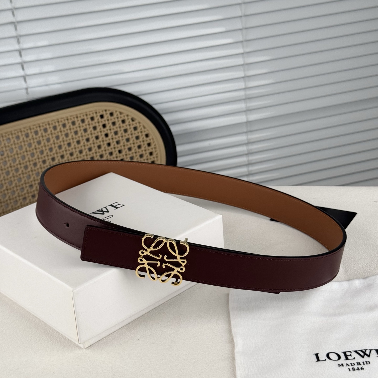  。 Loewe✨罗意w。 经典款！平纹小牛皮腰带  双面均可佩戴。 字母组合平滑扣、手工细致精巧 3.