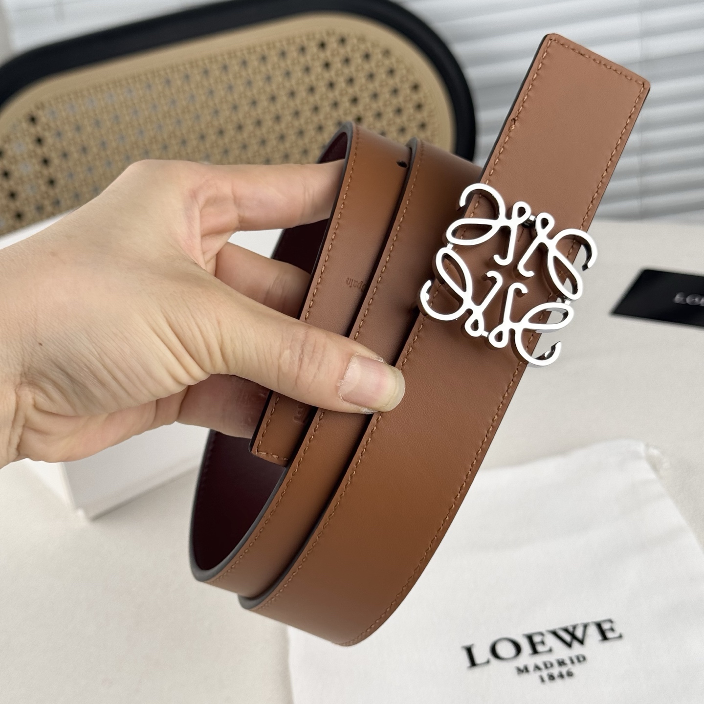  。 Loewe✨罗意w。 经典款！平纹小牛皮腰带  双面均可佩戴。 字母组合平滑扣、手工细致精巧 3.