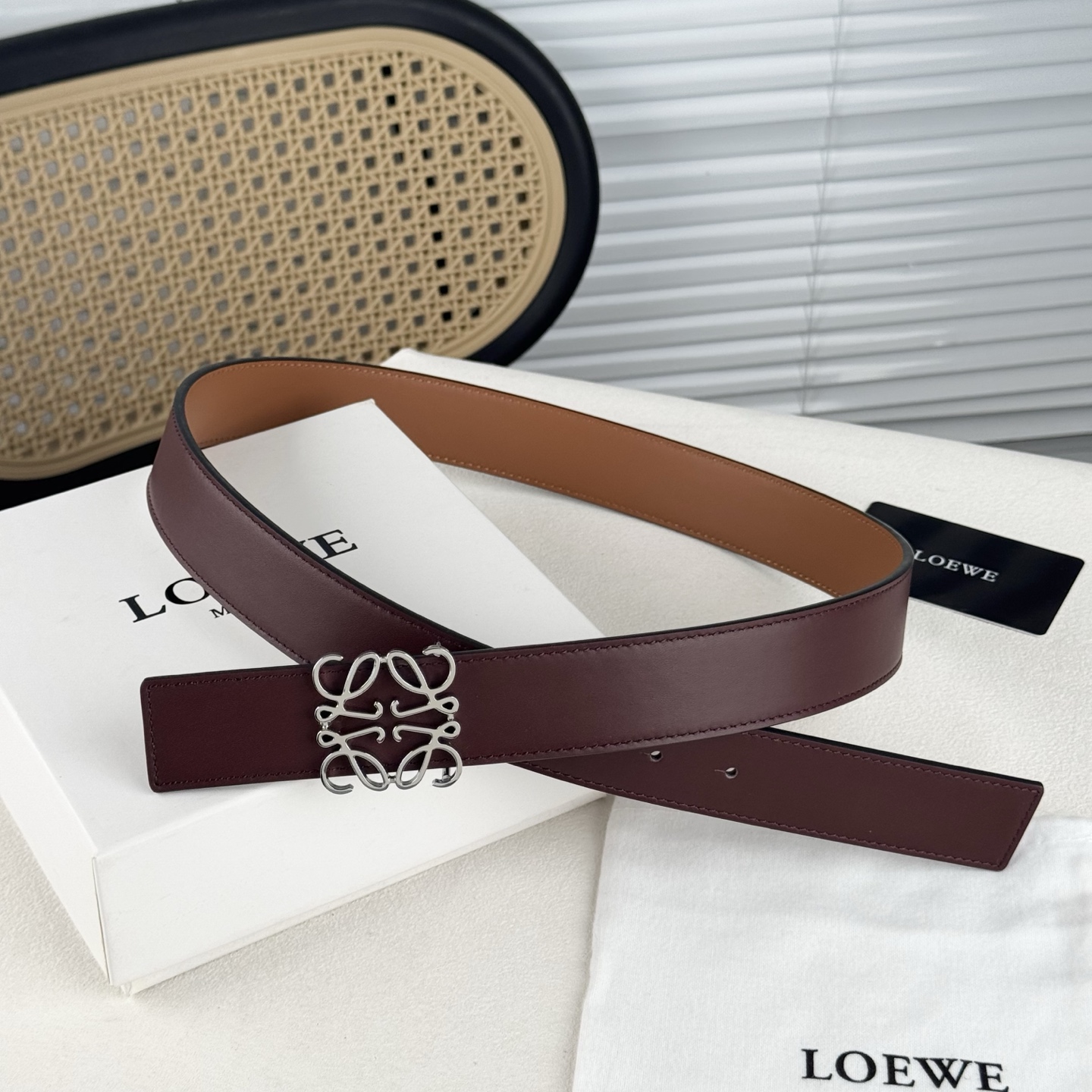  。 Loewe✨罗意w。 经典款！平纹小牛皮腰带  双面均可佩戴。 字母组合平滑扣、手工细致精巧 3.