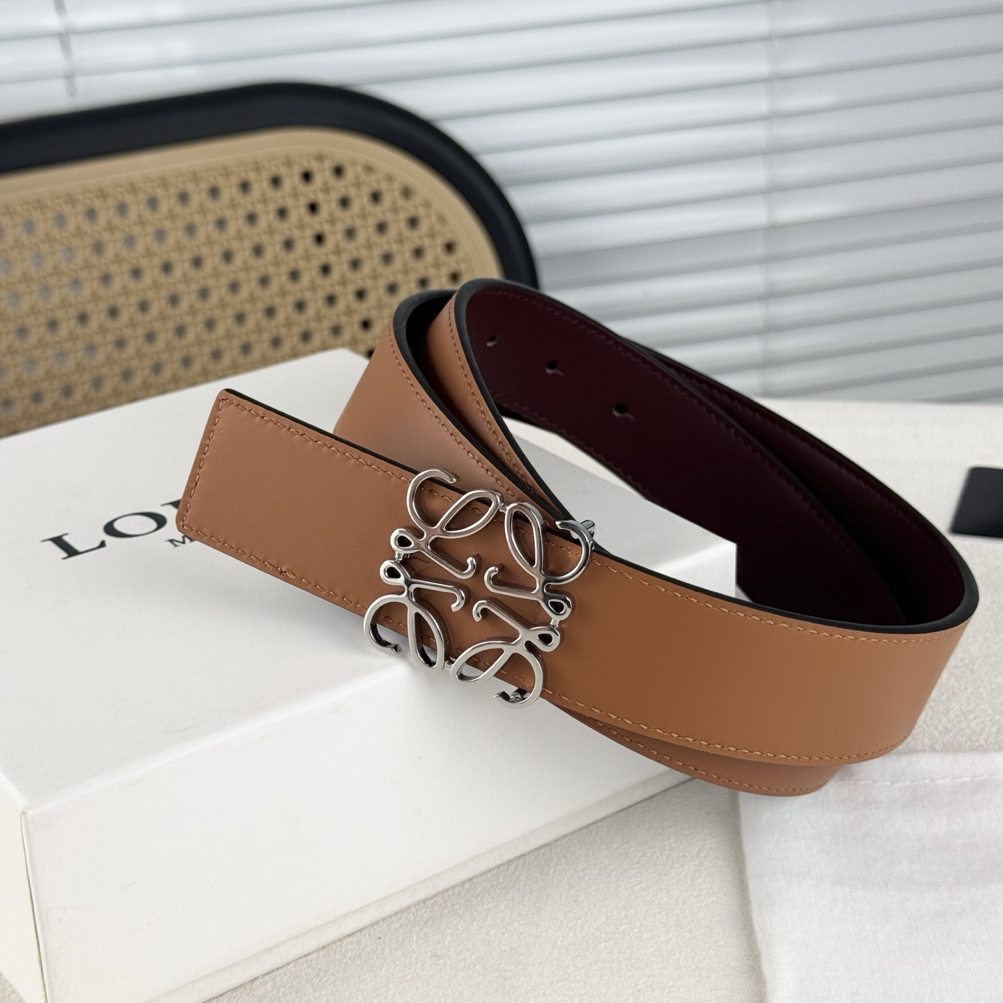  。 Loewe✨罗意w。 经典款！平纹小牛皮腰带  双面均可佩戴。 字母组合平滑扣、手工细致精巧 3.