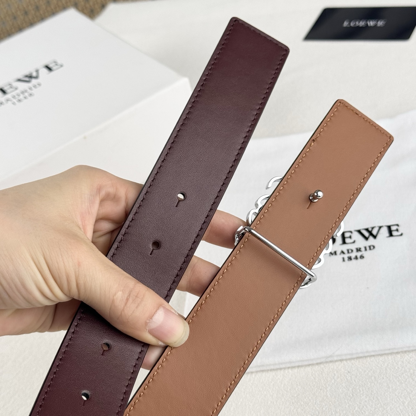  。 Loewe✨罗意w。 经典款！平纹小牛皮腰带  双面均可佩戴。 字母组合平滑扣、手工细致精巧 3.