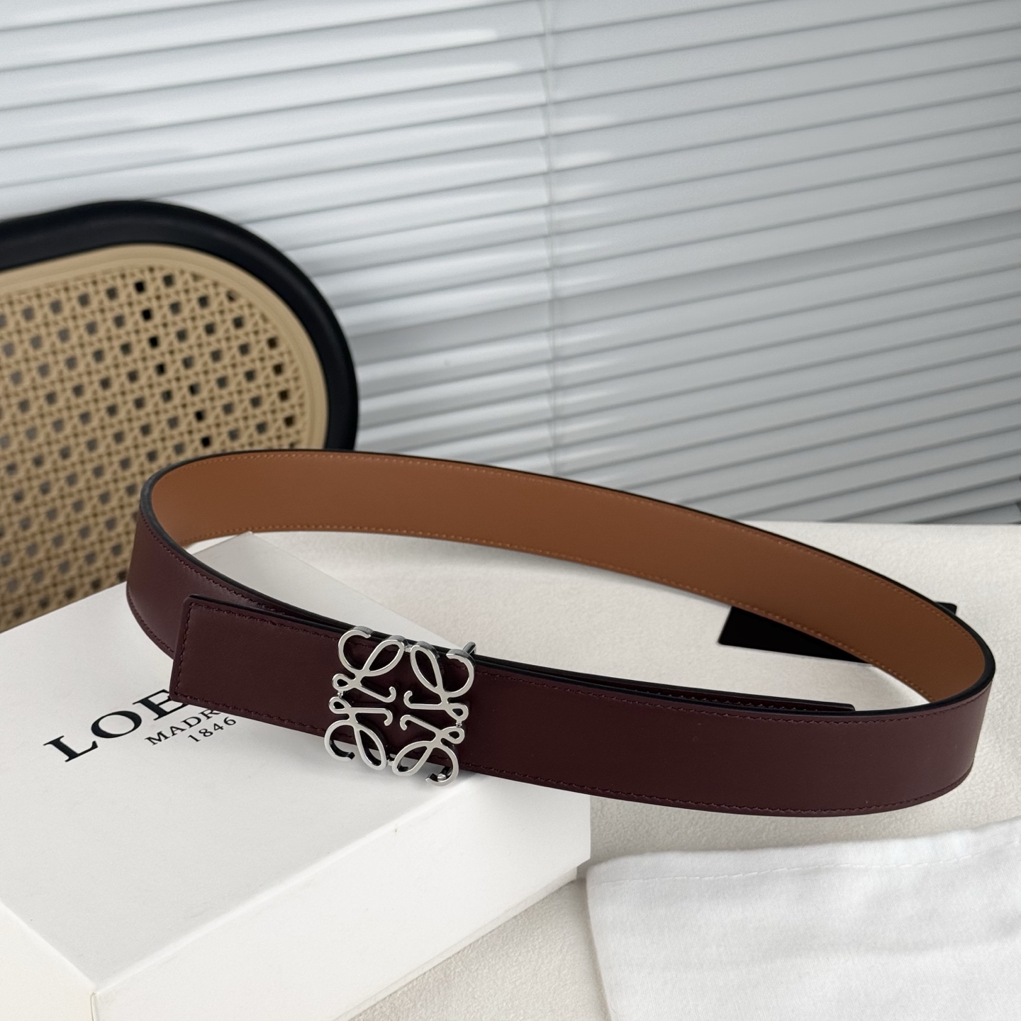  。 Loewe✨罗意w。 经典款！平纹小牛皮腰带  双面均可佩戴。 字母组合平滑扣、手工细致精巧 3.