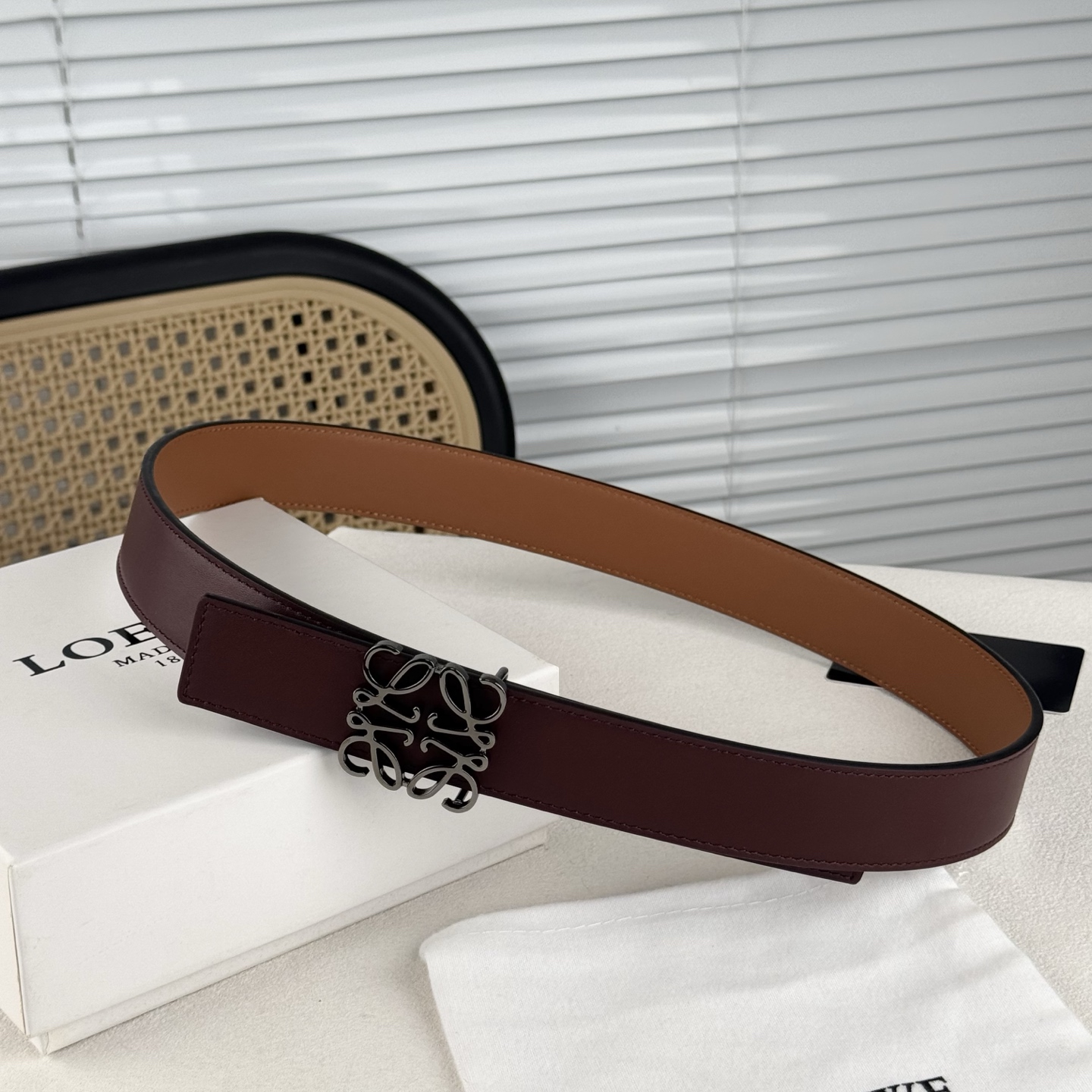  。 Loewe✨罗意w。 经典款！平纹小牛皮腰带  双面均可佩戴。 字母组合平滑扣、手工细致精巧 3.